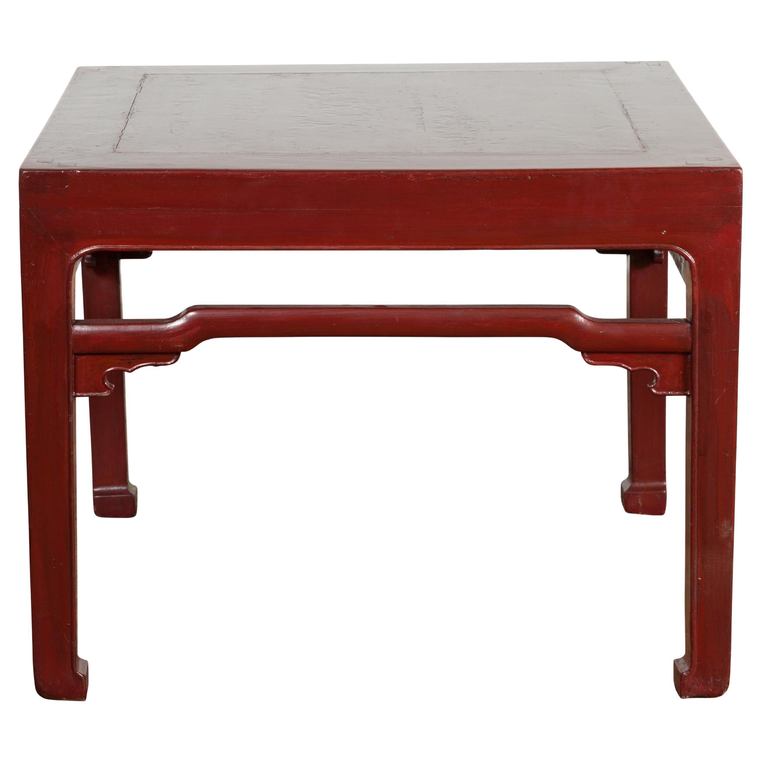 Chinesischer rot lackierter niedriger Tisch mit Pferdehoof-Füßen aus der späten Qing-Dynastie