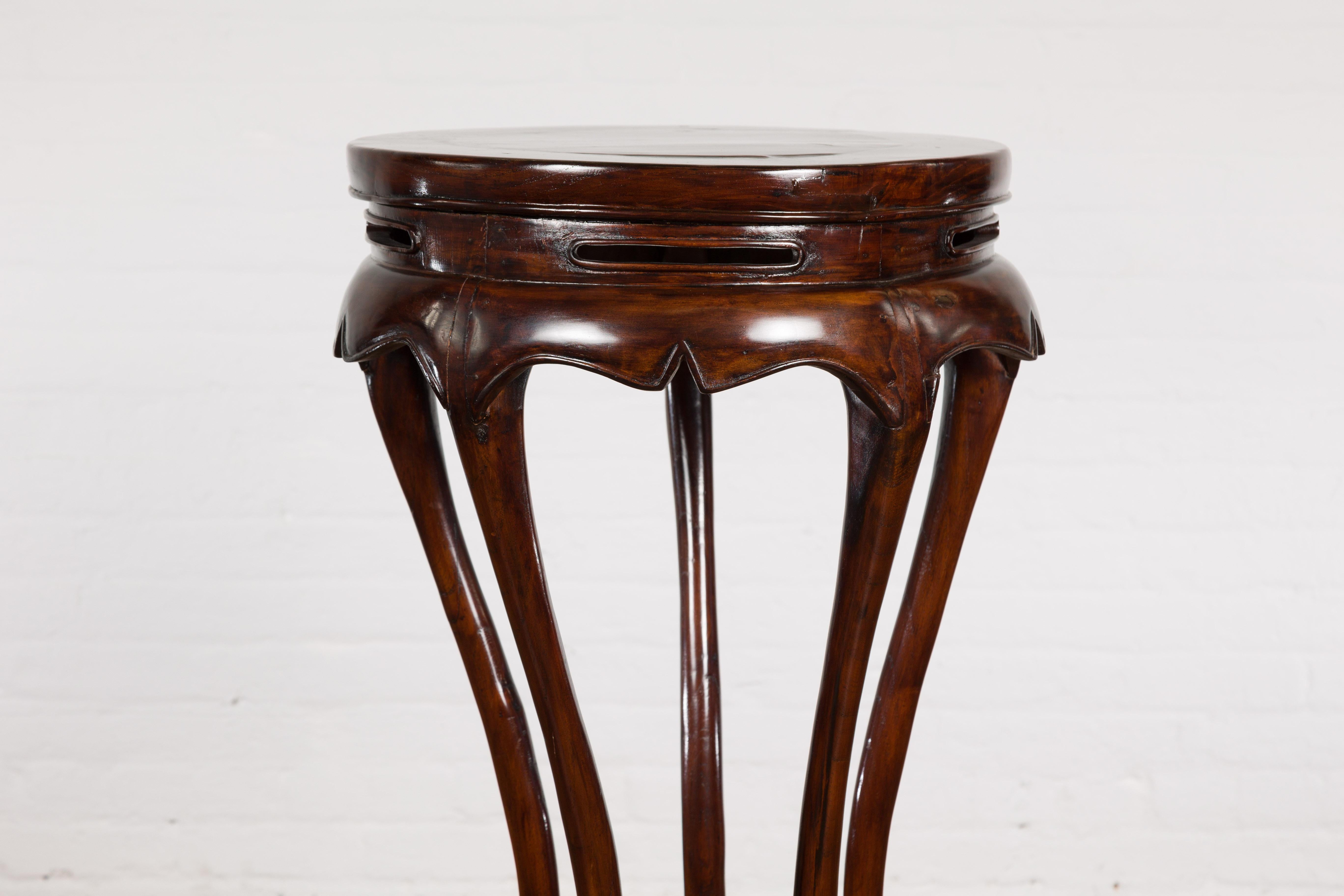 20th Century Chinese Late Qing Dynasty Plant Stand with Carved Apron and Curving Legs For Sale