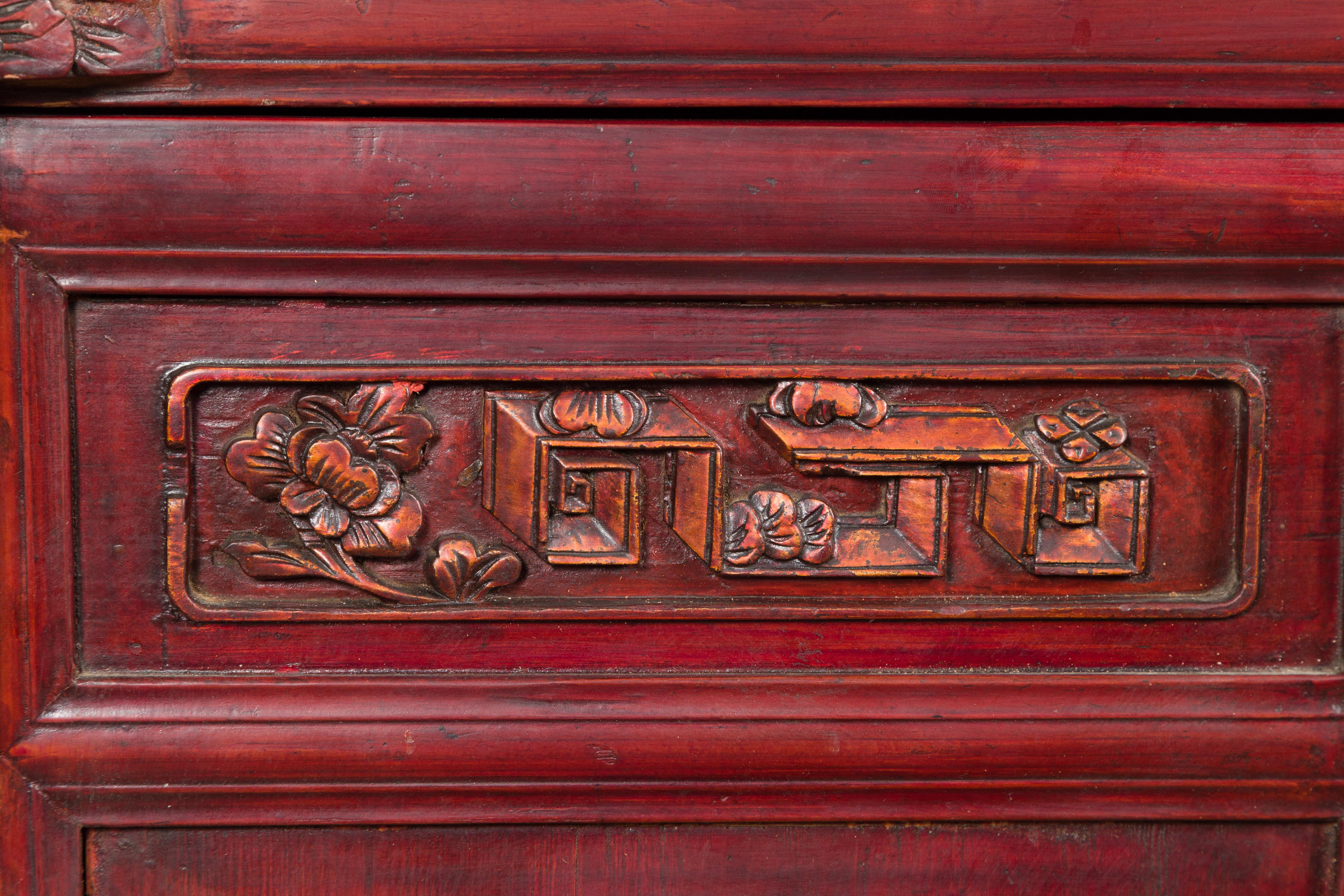 Chinese Late Qing Dynasty Red Lacquer Bedside Cabinet with Carved Décor For Sale 3