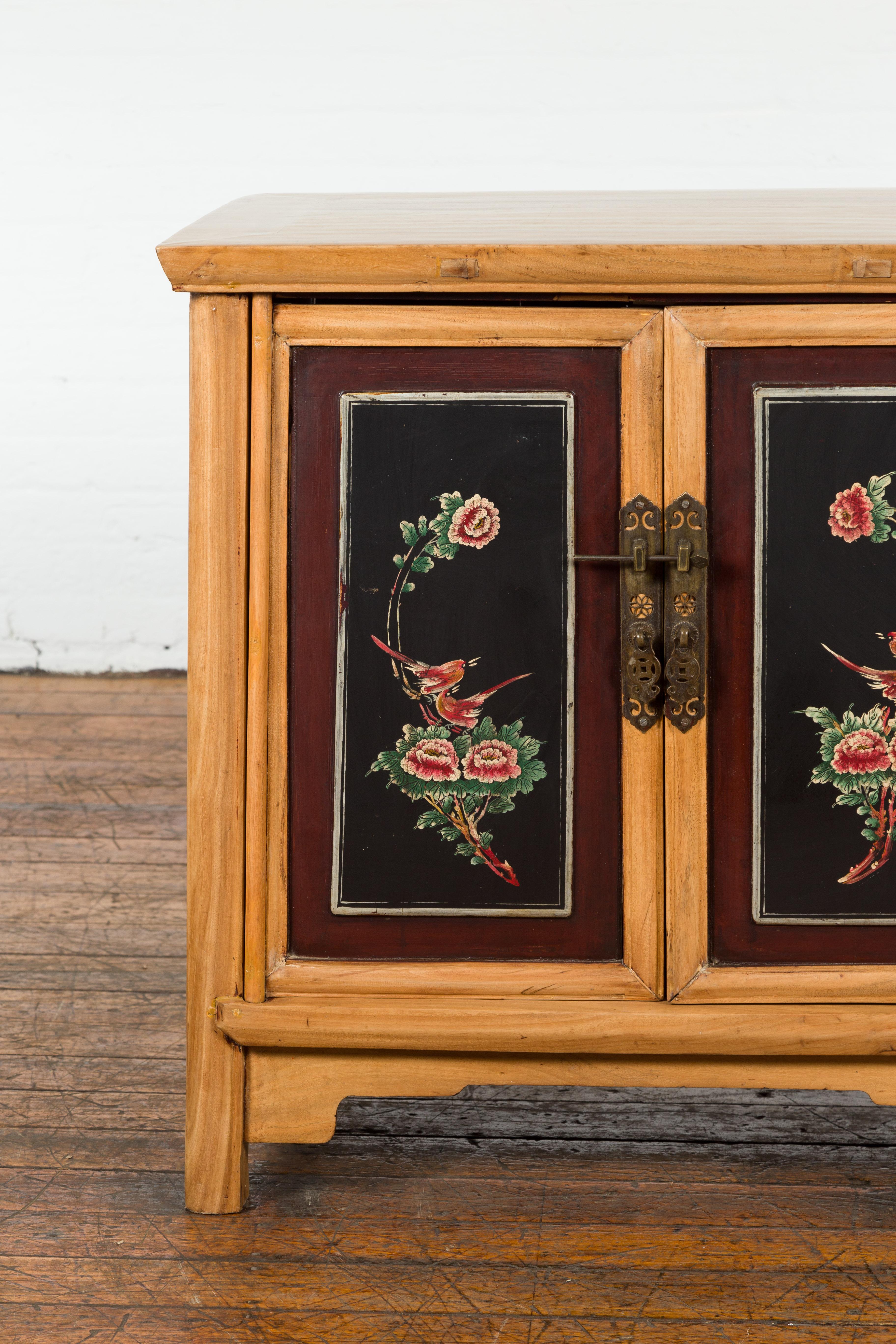 Chinese Late Qing Dynasty Side Cabinet with Hand Painted Flower and Bird Décor For Sale 4