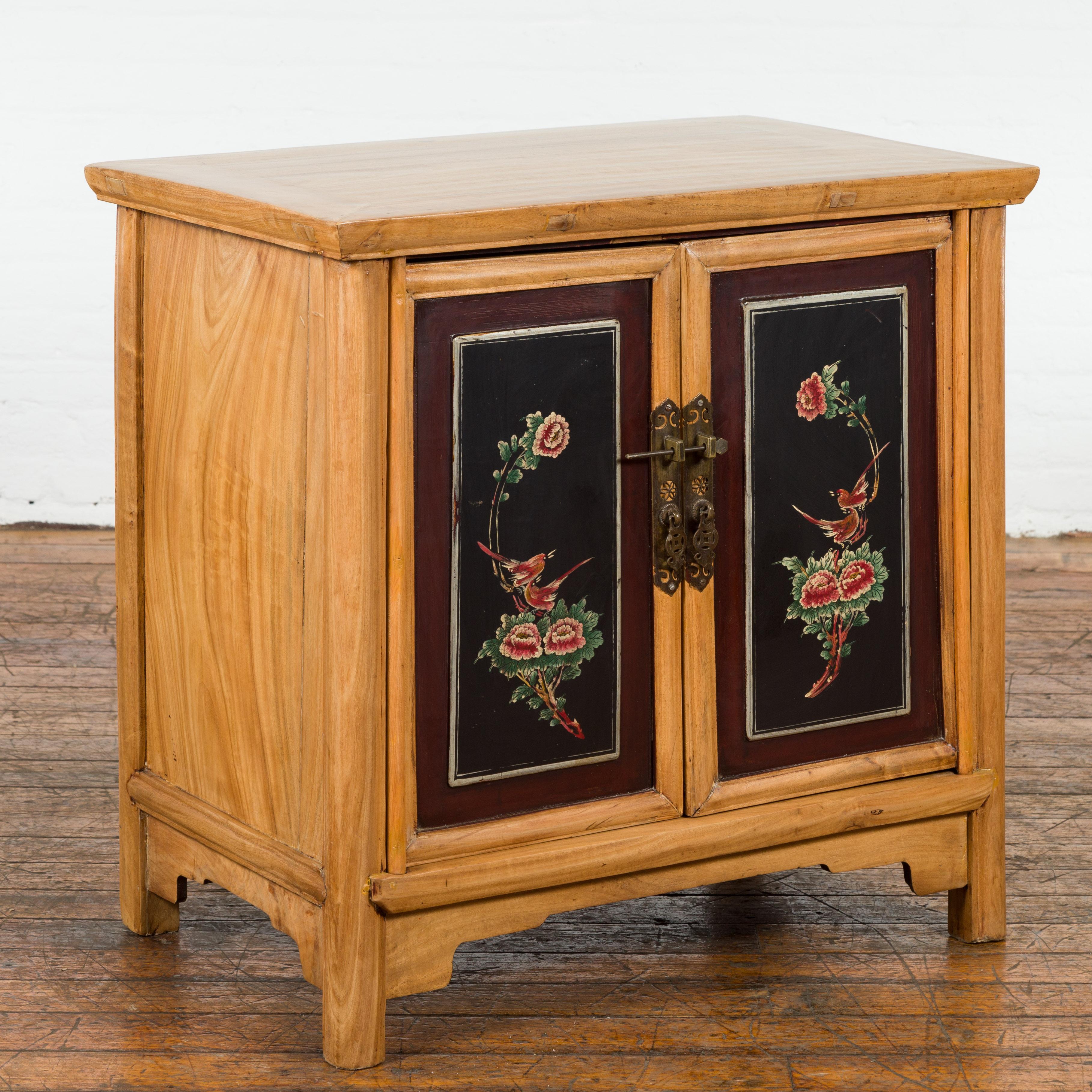 Chinese Late Qing Dynasty Side Cabinet with Hand Painted Flower and Bird Décor In Good Condition For Sale In Yonkers, NY