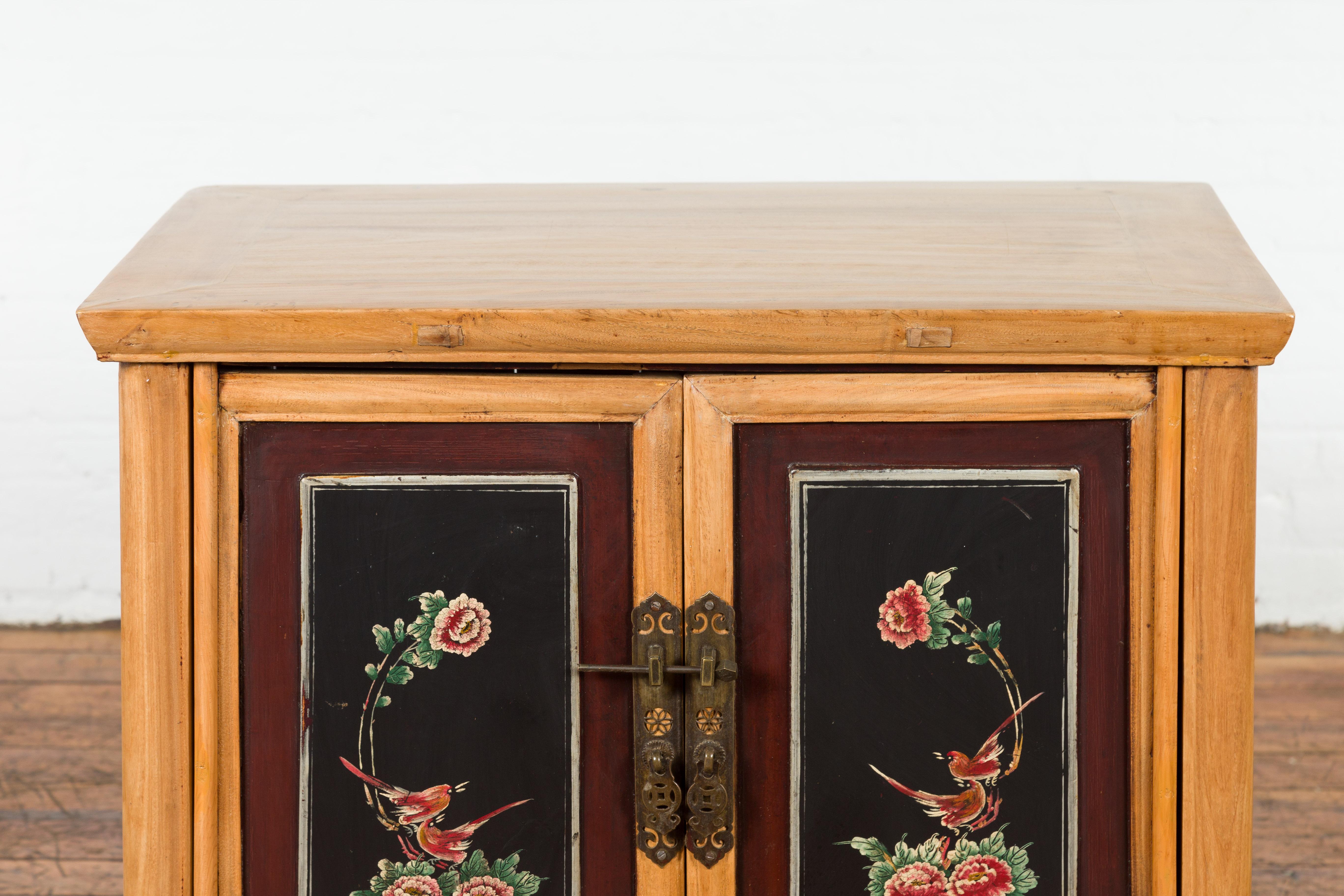 Chinese Late Qing Dynasty Side Cabinet with Hand Painted Flower and Bird Décor For Sale 1