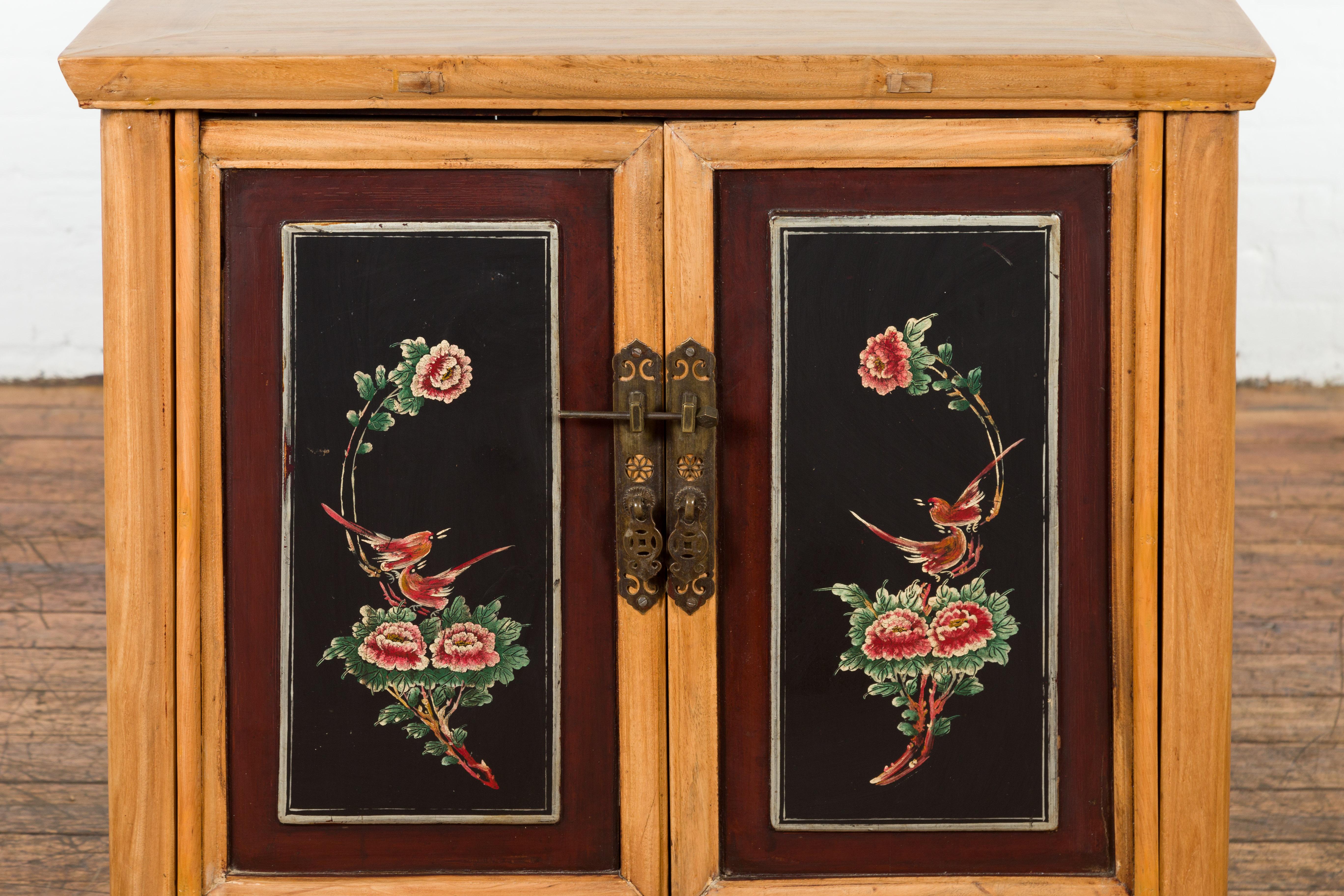 Chinese Late Qing Dynasty Side Cabinet with Hand Painted Flower and Bird Décor For Sale 2