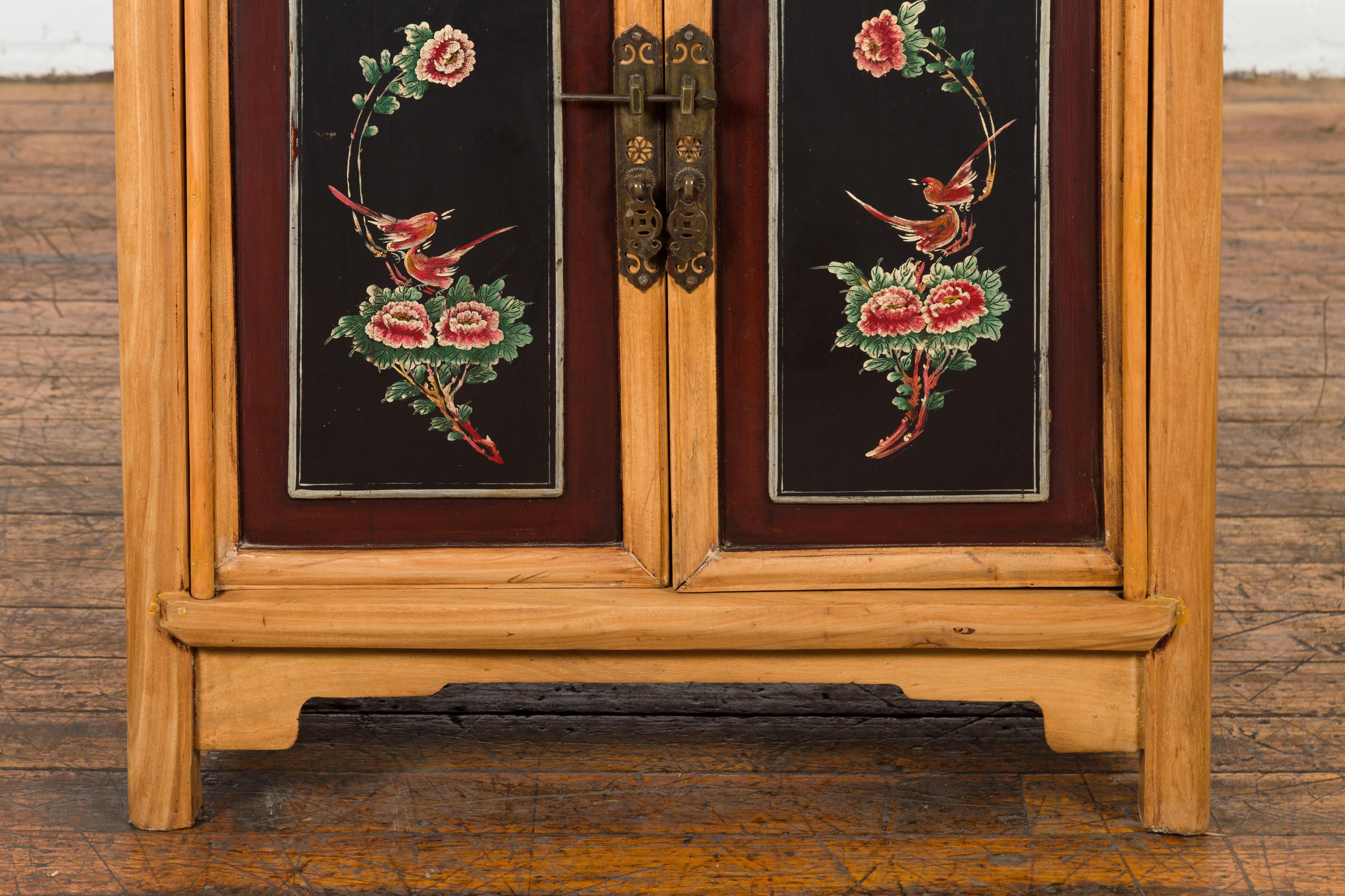 Chinese Late Qing Dynasty Side Cabinet with Hand Painted Flower and Bird Décor For Sale 3