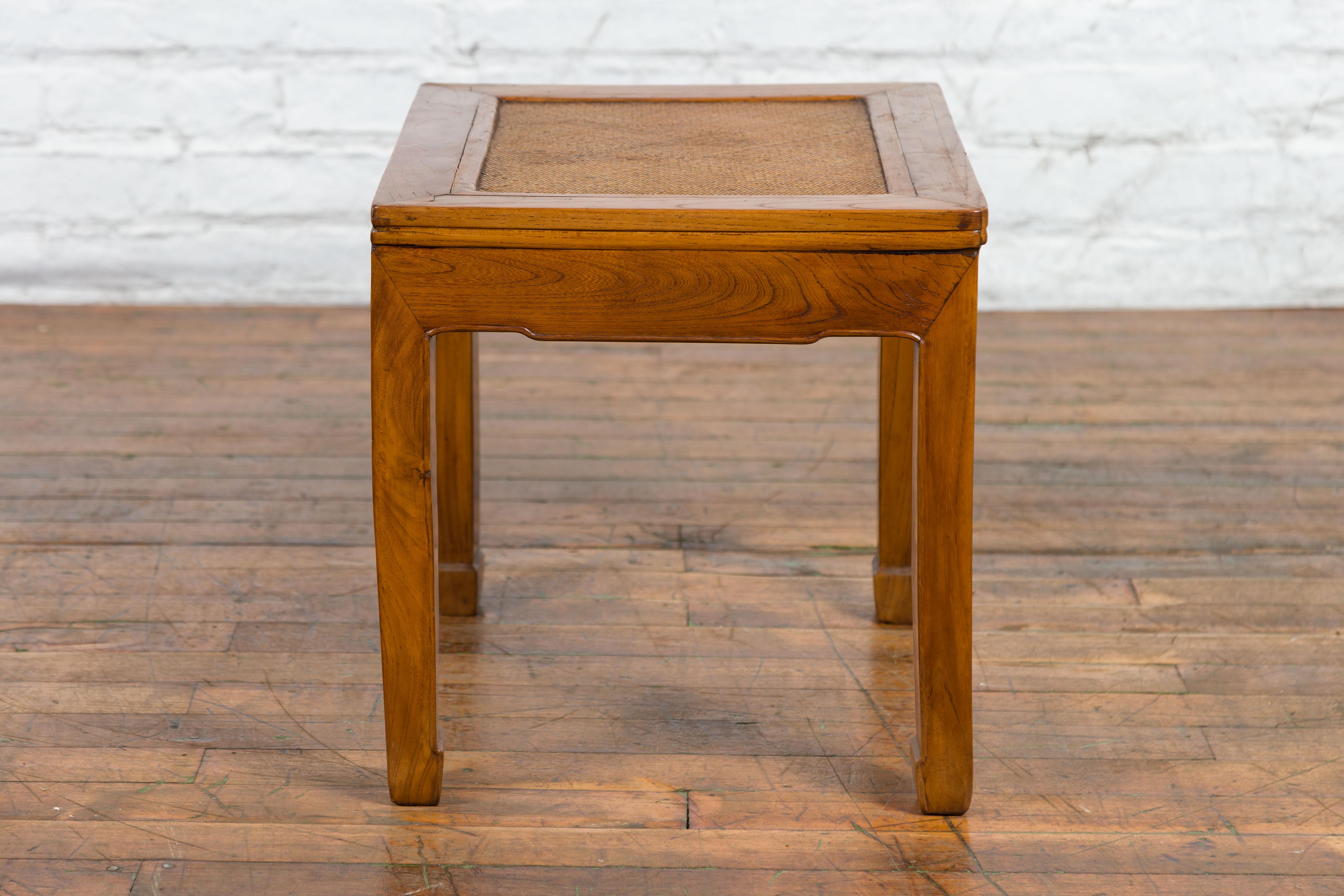 Table d'appoint chinoise de la fin de la dynastie Qing avec plateau en rotin tressé et pieds en sabot de cheval en vente 8