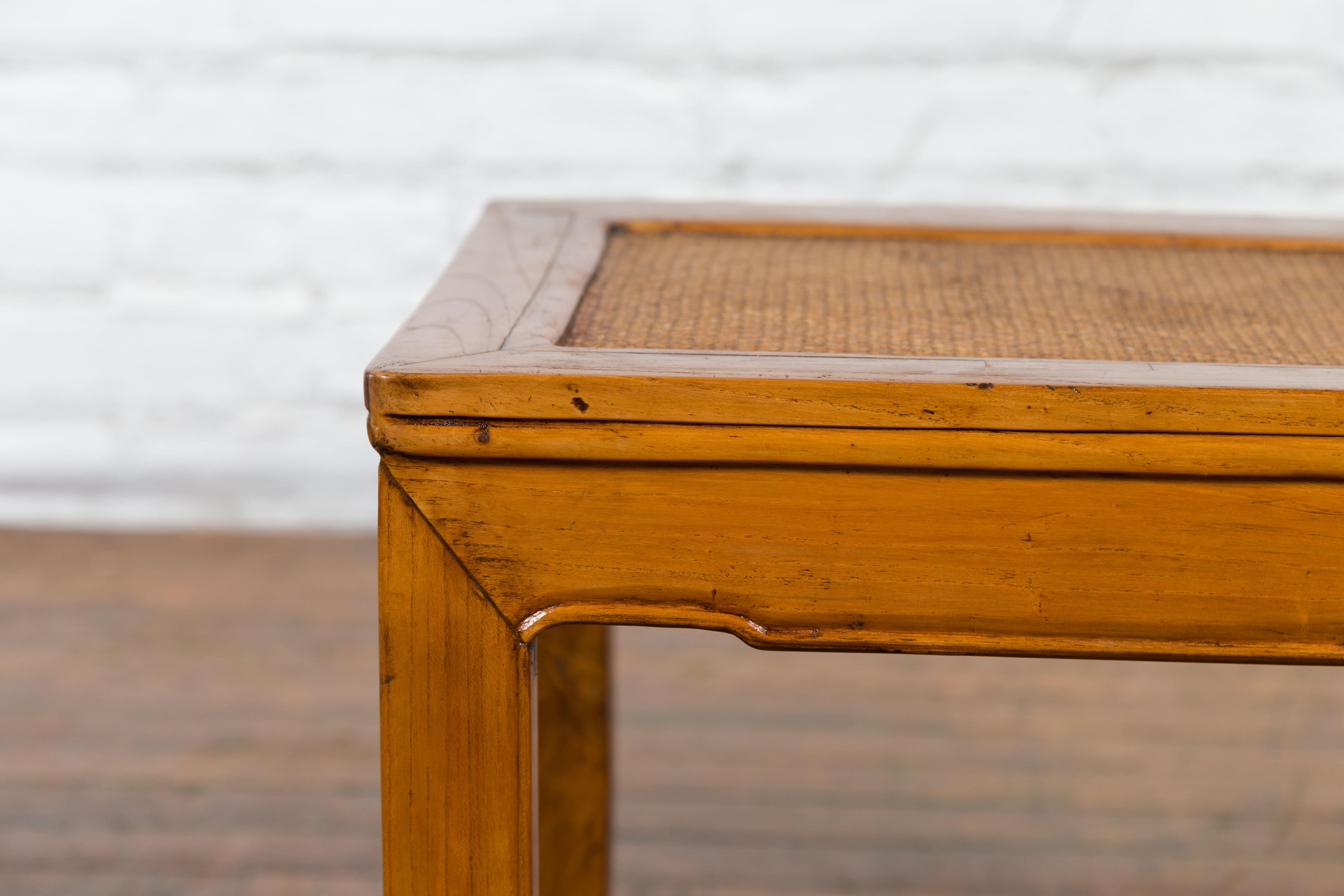 Rotin Table d'appoint chinoise de la fin de la dynastie Qing avec plateau en rotin tressé et pieds en sabot de cheval en vente