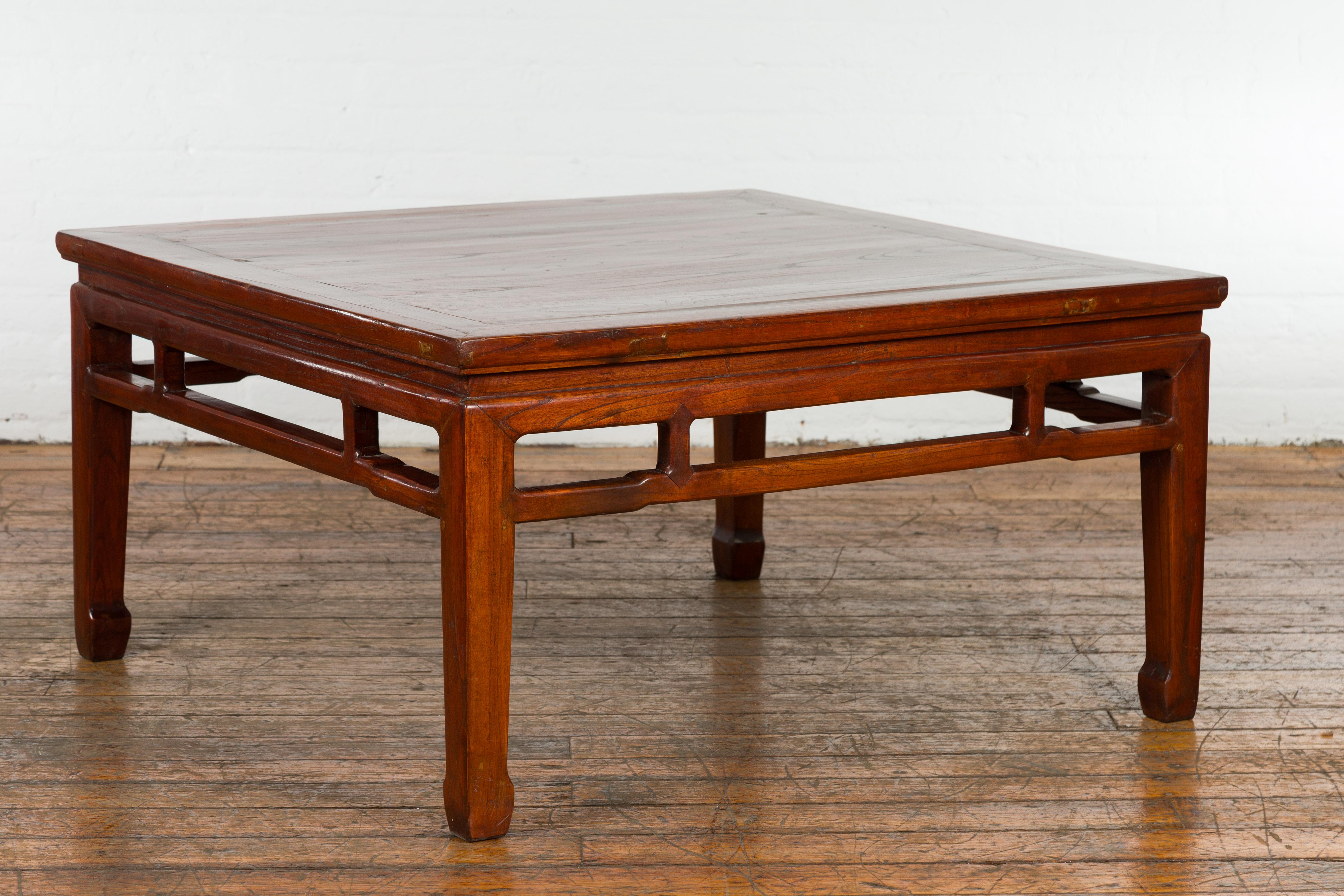 Mesa de centro cuadrada marrón intenso con tapa espaciosa Madera en venta