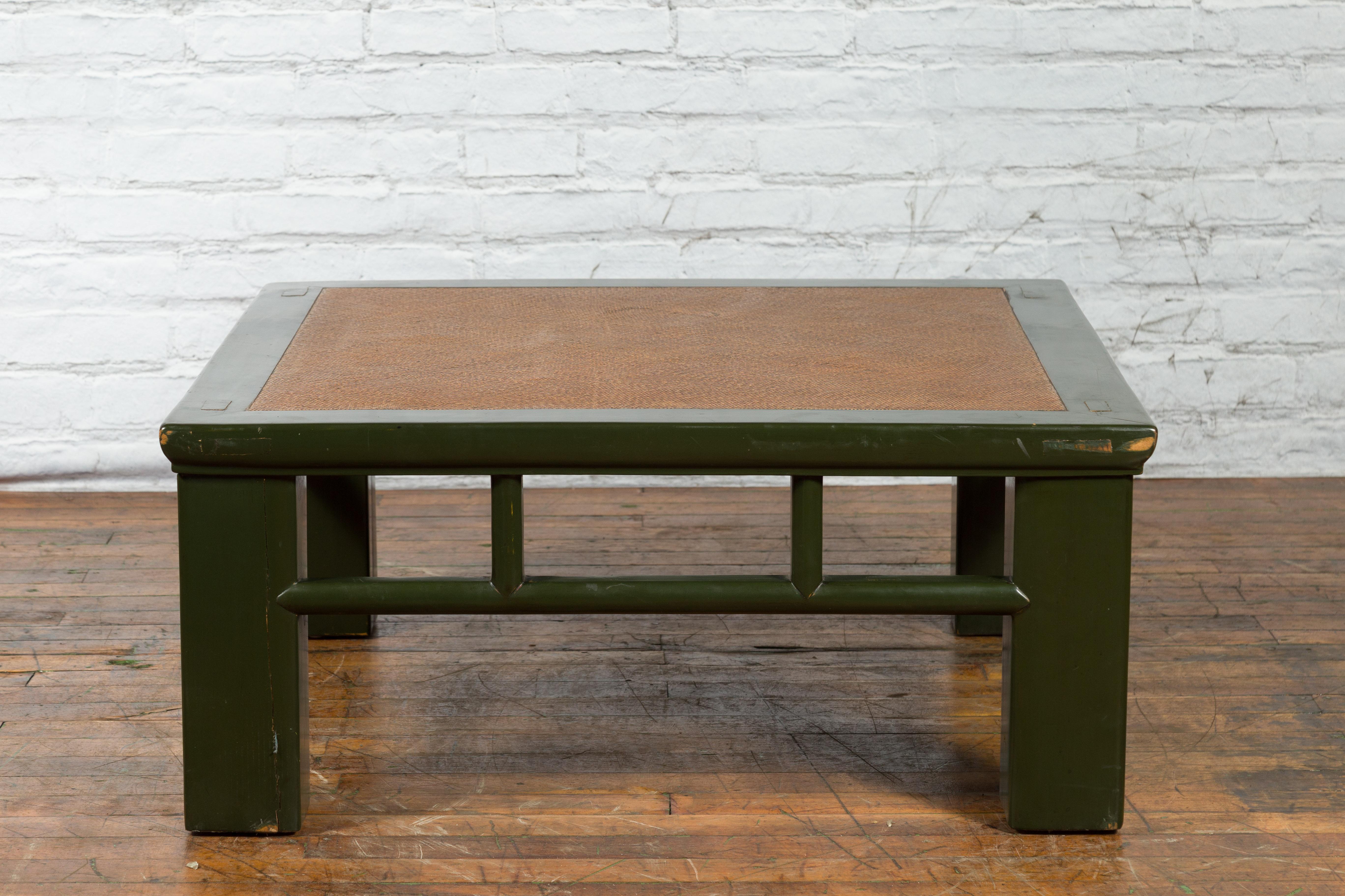 Chinese Late Qing Green Lacquer Coffee Table with Straight Legs and Rattan Top 7
