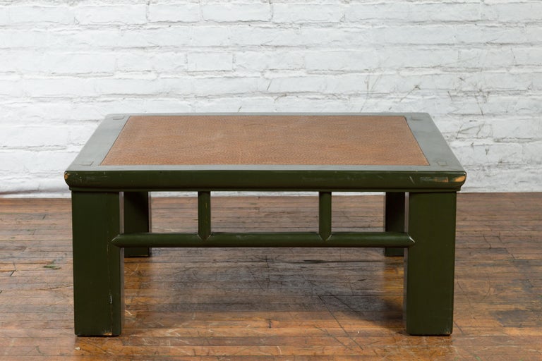 Chinese Late Qing Green Lacquer Coffee Table with Straight Legs and Rattan Top For Sale 7