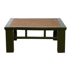 Table basse chinoise en laque verte de la fin du Qing avec pieds droits et plateau en rotin