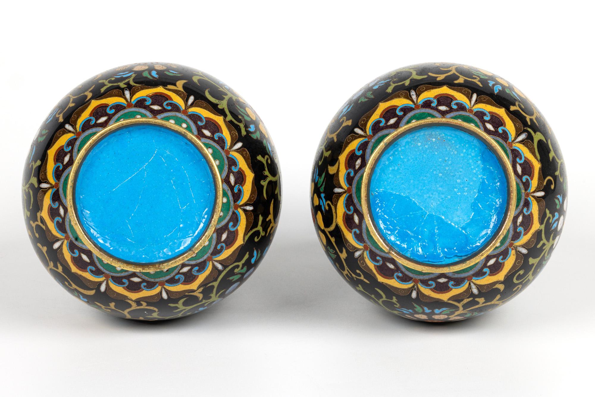 Coppia di vasi cinesi tardo Qing con motivo floreale in cloisonne in vendita 4