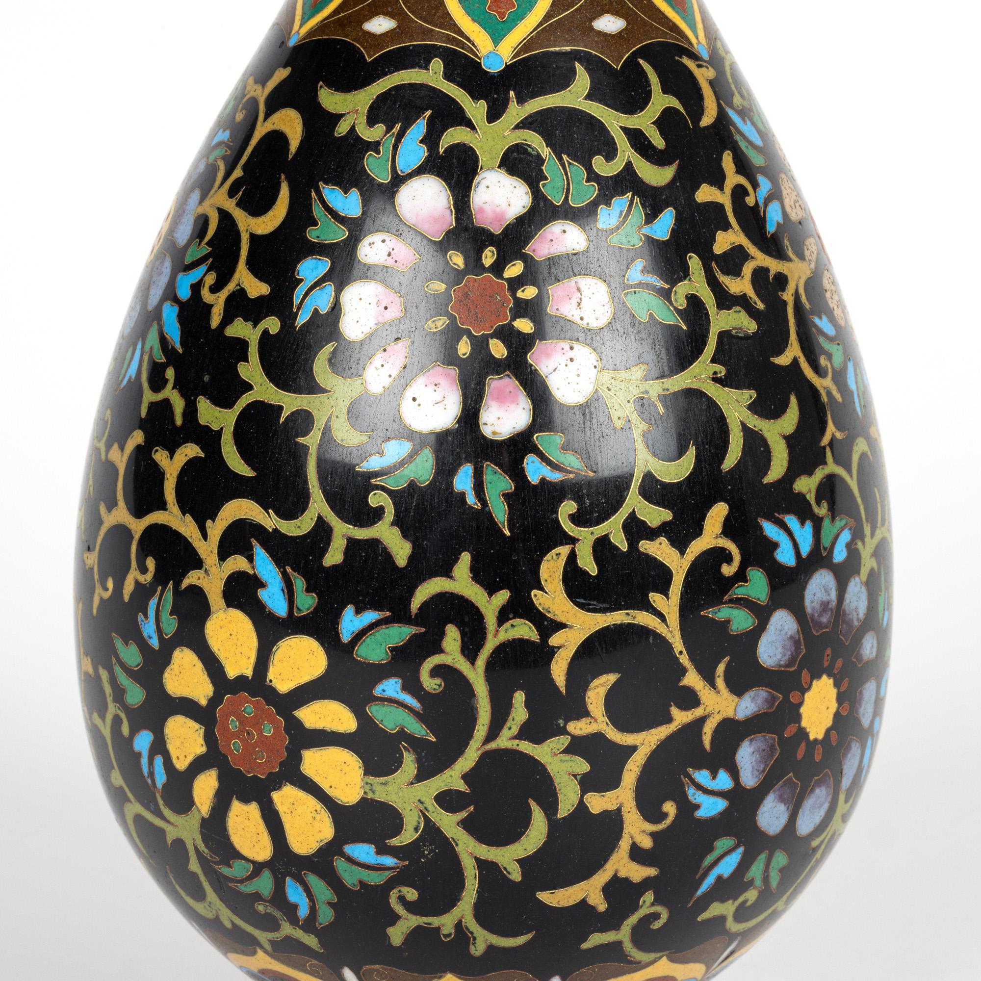 Coppia di vasi cinesi tardo Qing con motivo floreale in cloisonne in vendita 6