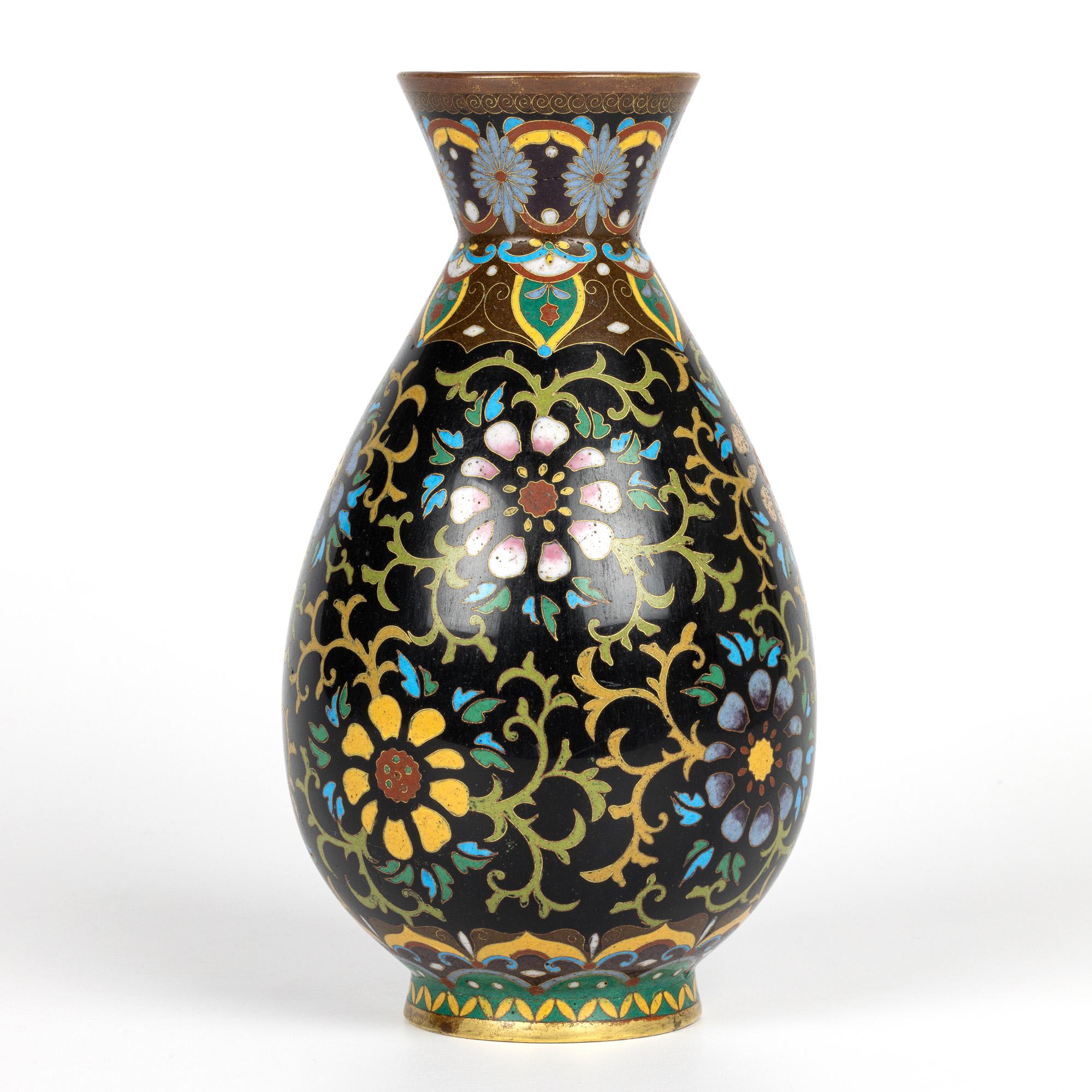 Coppia di vasi cinesi tardo Qing con motivo floreale in cloisonne in vendita 8