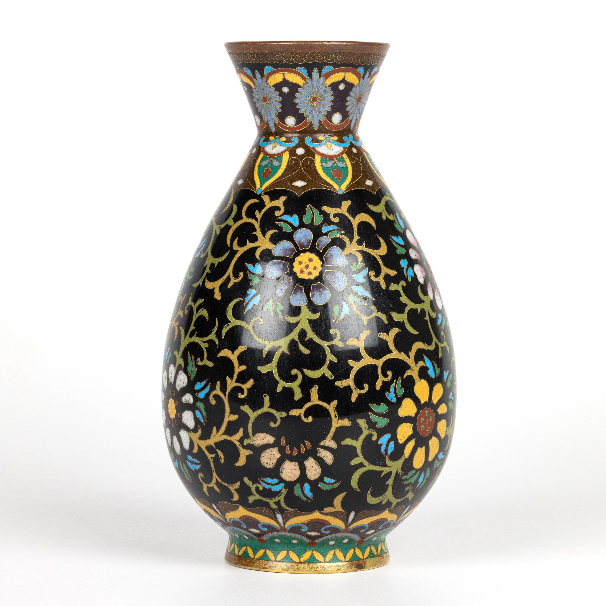 Cloisonné Coppia di vasi cinesi tardo Qing con motivo floreale in cloisonne in vendita