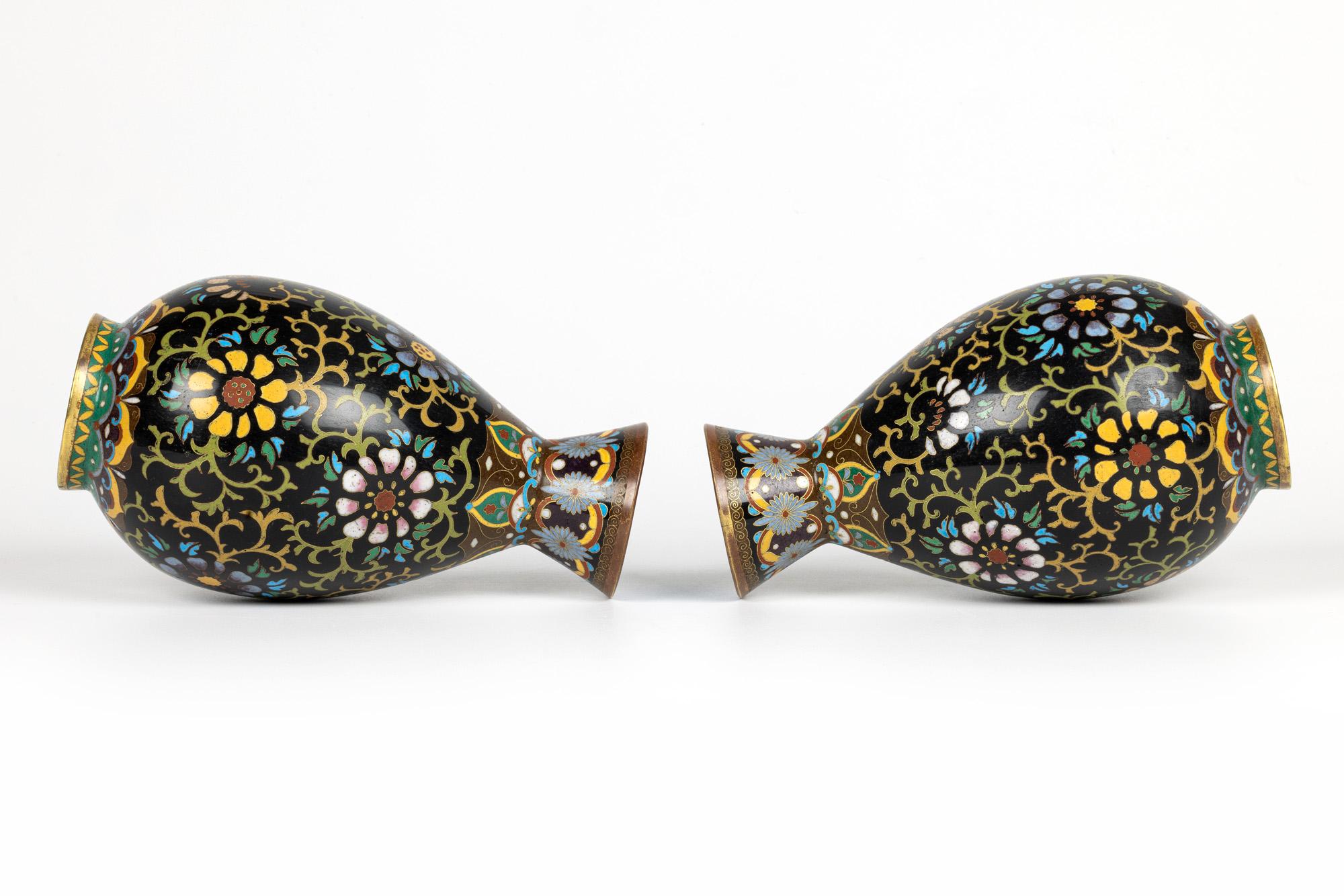 Fine XIX secolo Coppia di vasi cinesi tardo Qing con motivo floreale in cloisonne in vendita
