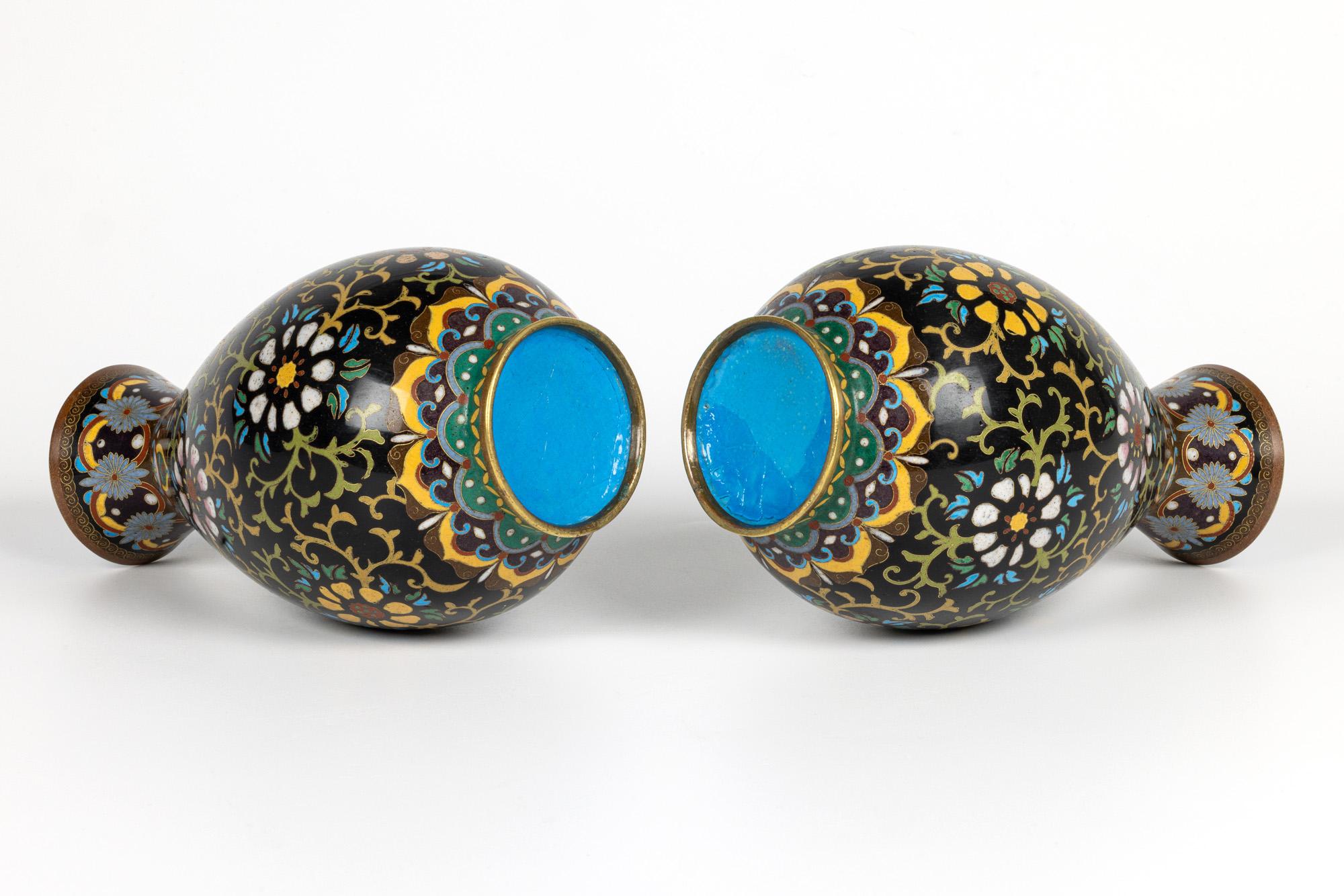 Coppia di vasi cinesi tardo Qing con motivo floreale in cloisonne in vendita 1