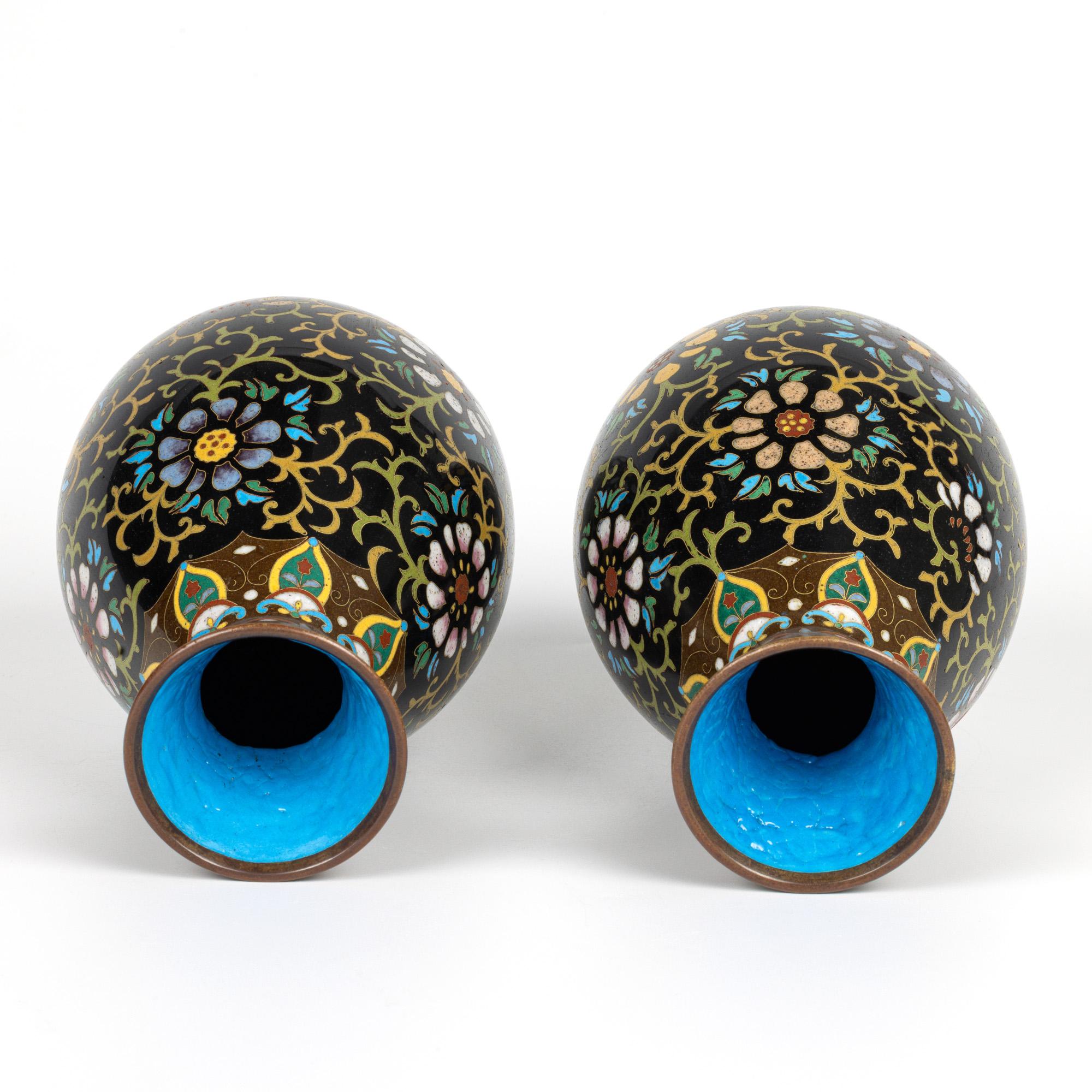 Coppia di vasi cinesi tardo Qing con motivo floreale in cloisonne in vendita 2