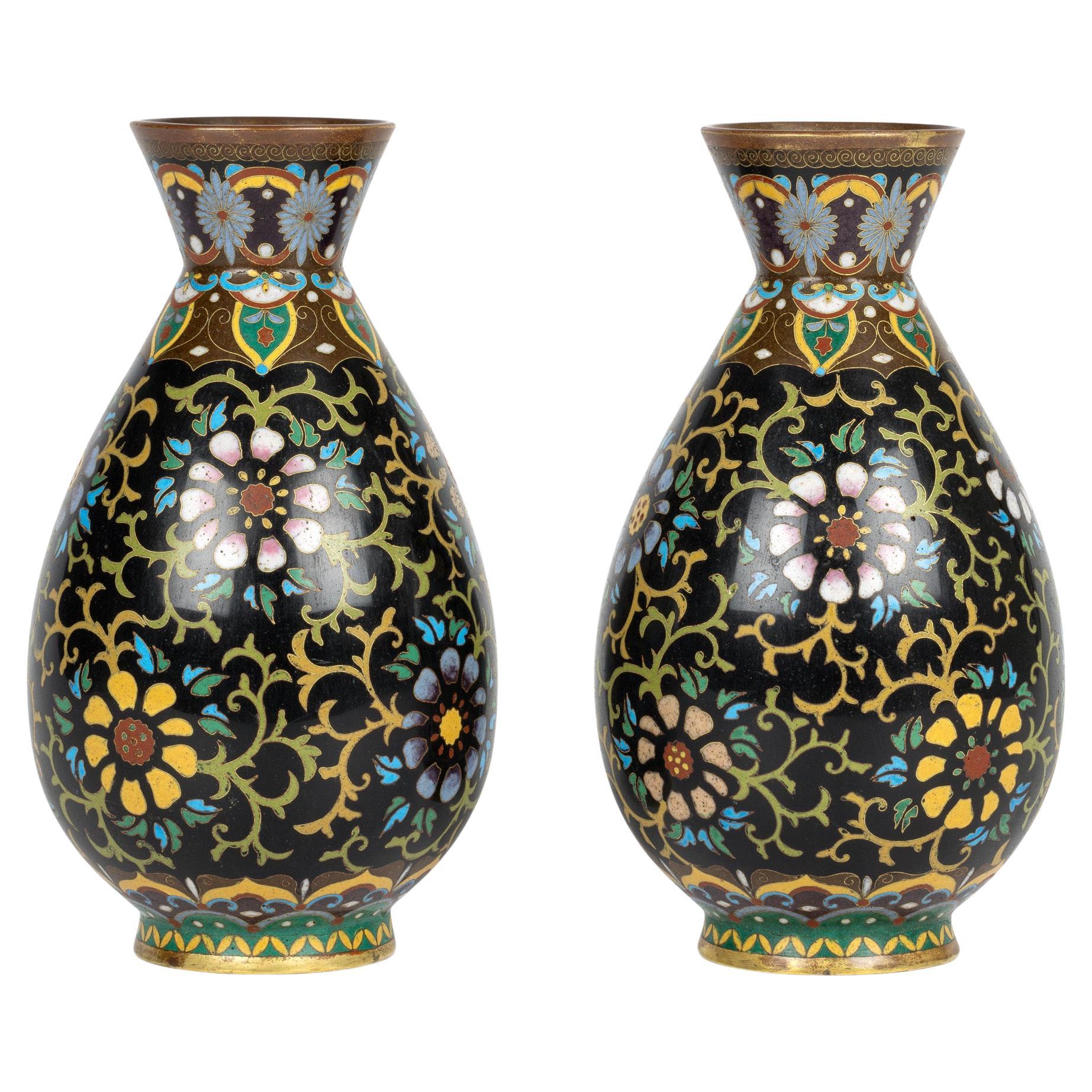 Pareja de jarrones chinos con motivos florales de cloisonné de finales de la dinastía Qing