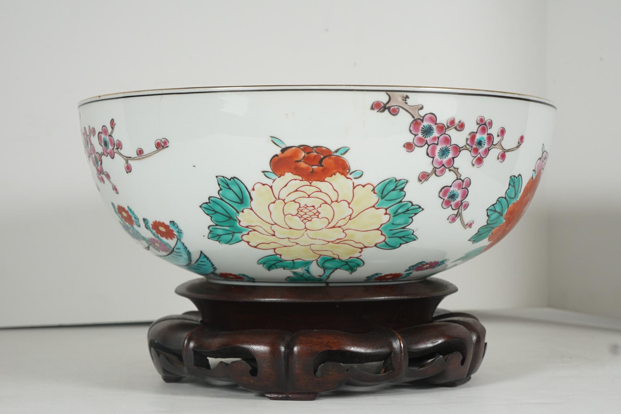 Chinese Late Republic Period Bowl On Stand Decorated in Enamel Colors In Good Condition For Sale In Hudson, NY