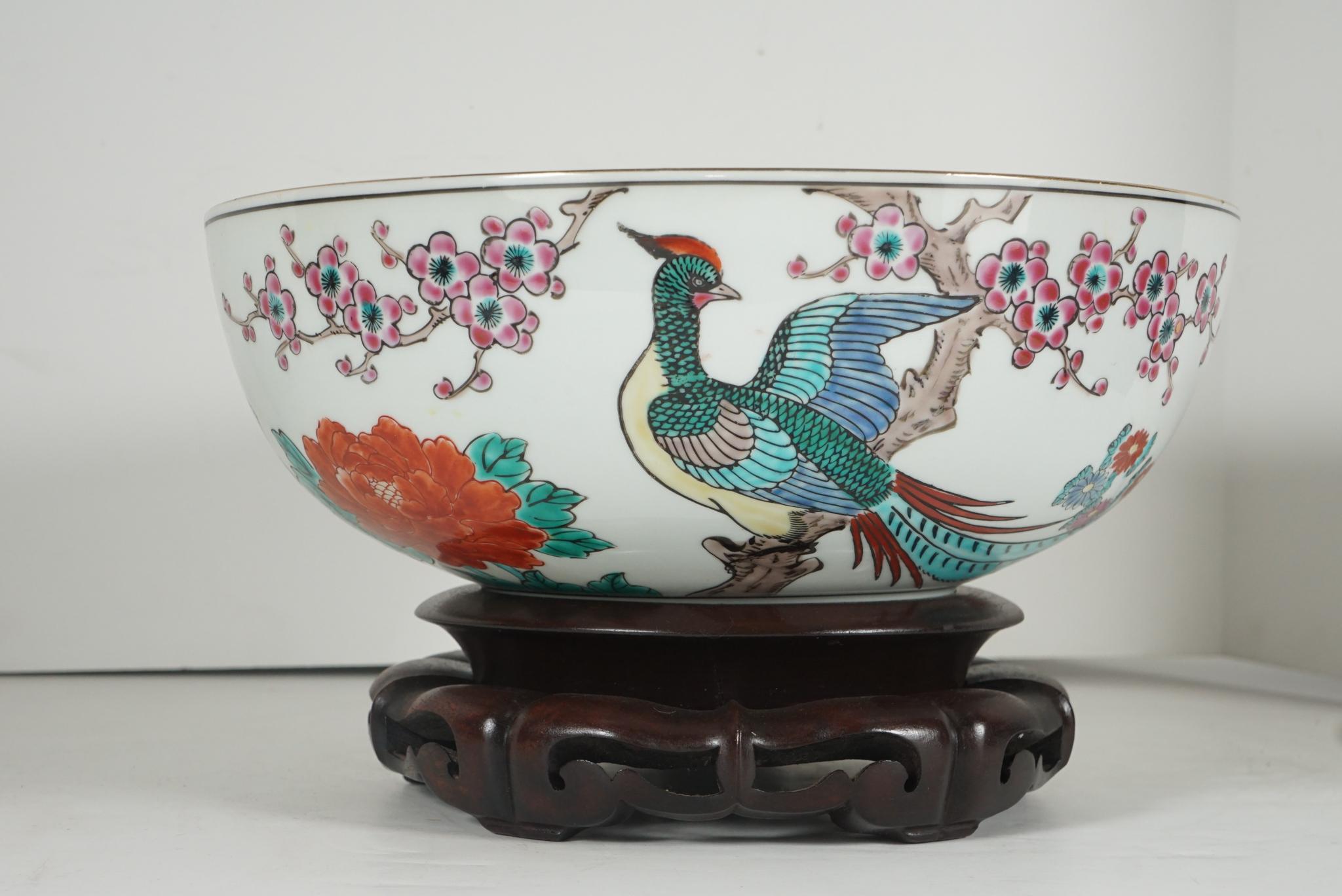 20th Century Chinese Late Republic Period Bowl On Stand Decorated in Enamel Colors For Sale