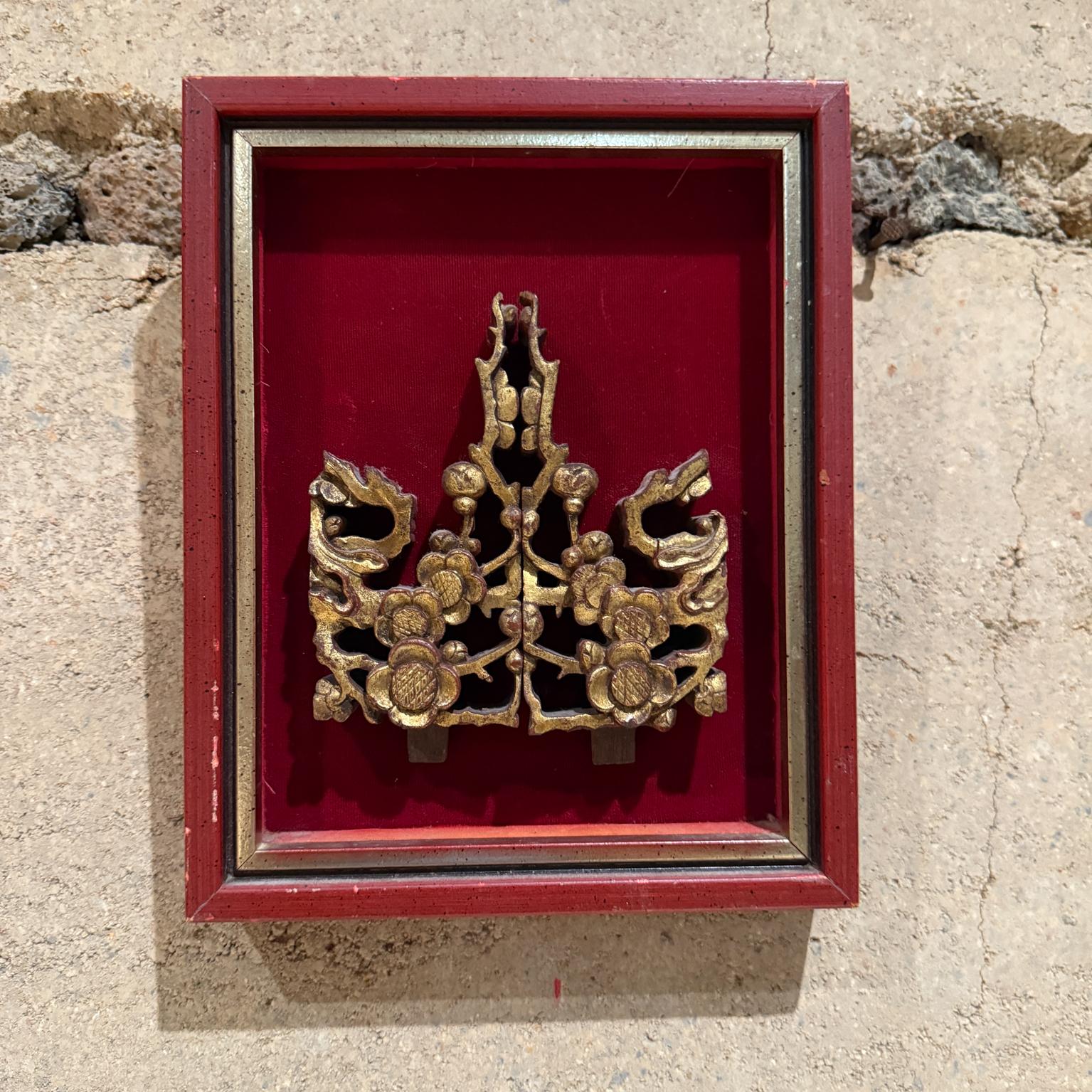 Pour votre considération, un tableau encadré d'une couronne en treillis. Sculptée à la main et dorée. Cadre en bois rouge et doré. Tampon du fabricant de cadres au dos. Chine vers les années 1940. Mots clés :  James Mont Hollywood Époque de la