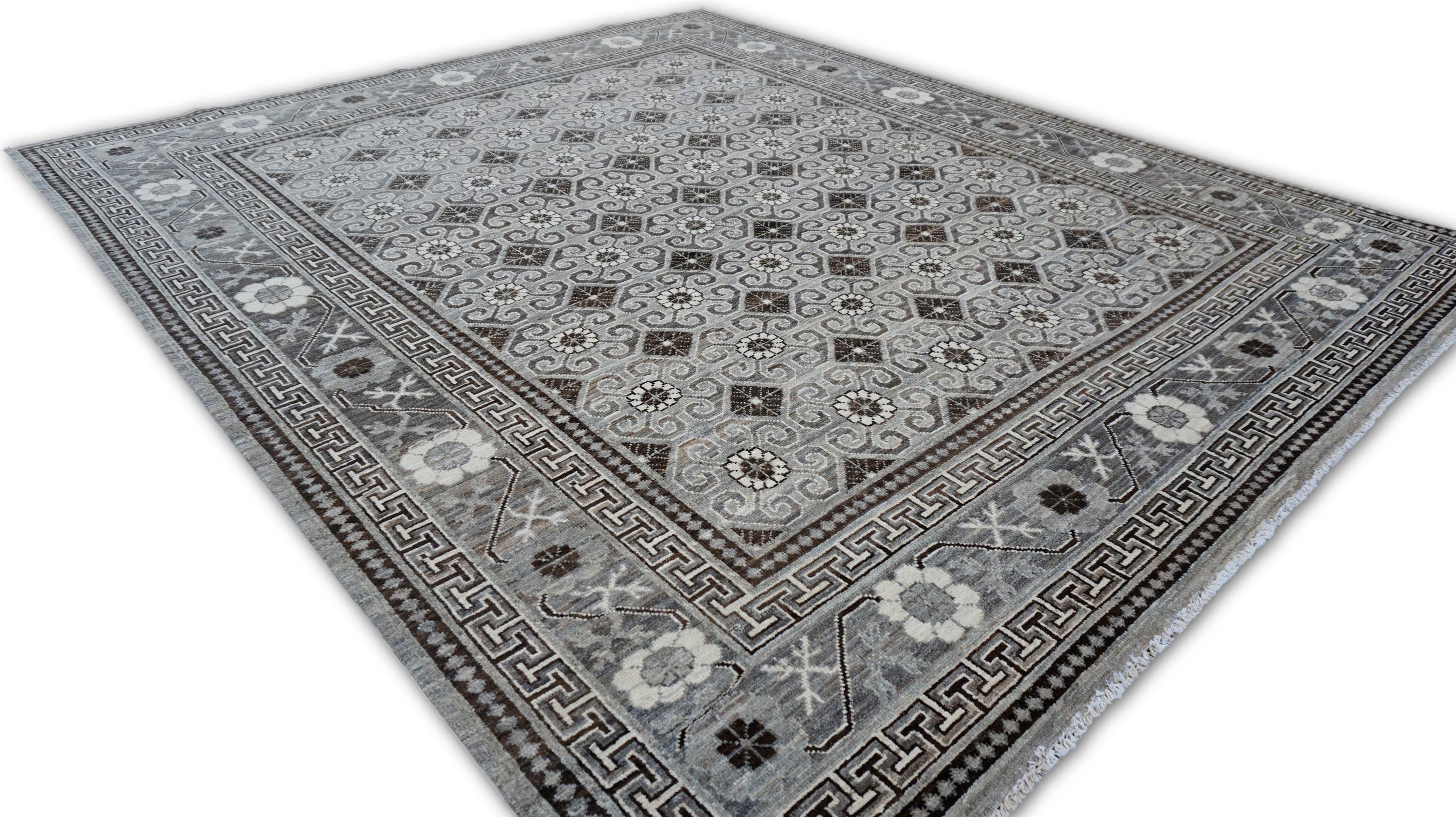 Pakistanais Tapis néo-lattice chinois aux tons terreux chauds 8'2''x9'9'' en vente