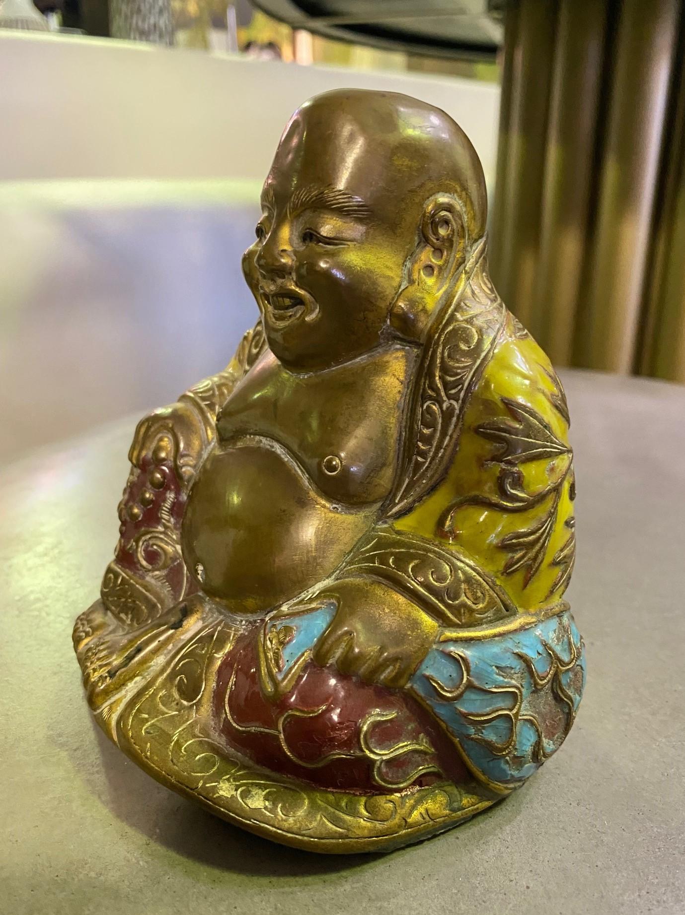 Chinesischer, polychromer, handbemalter, lachender, sitzender Tempelschrein-Buddha (Handbemalt) im Angebot