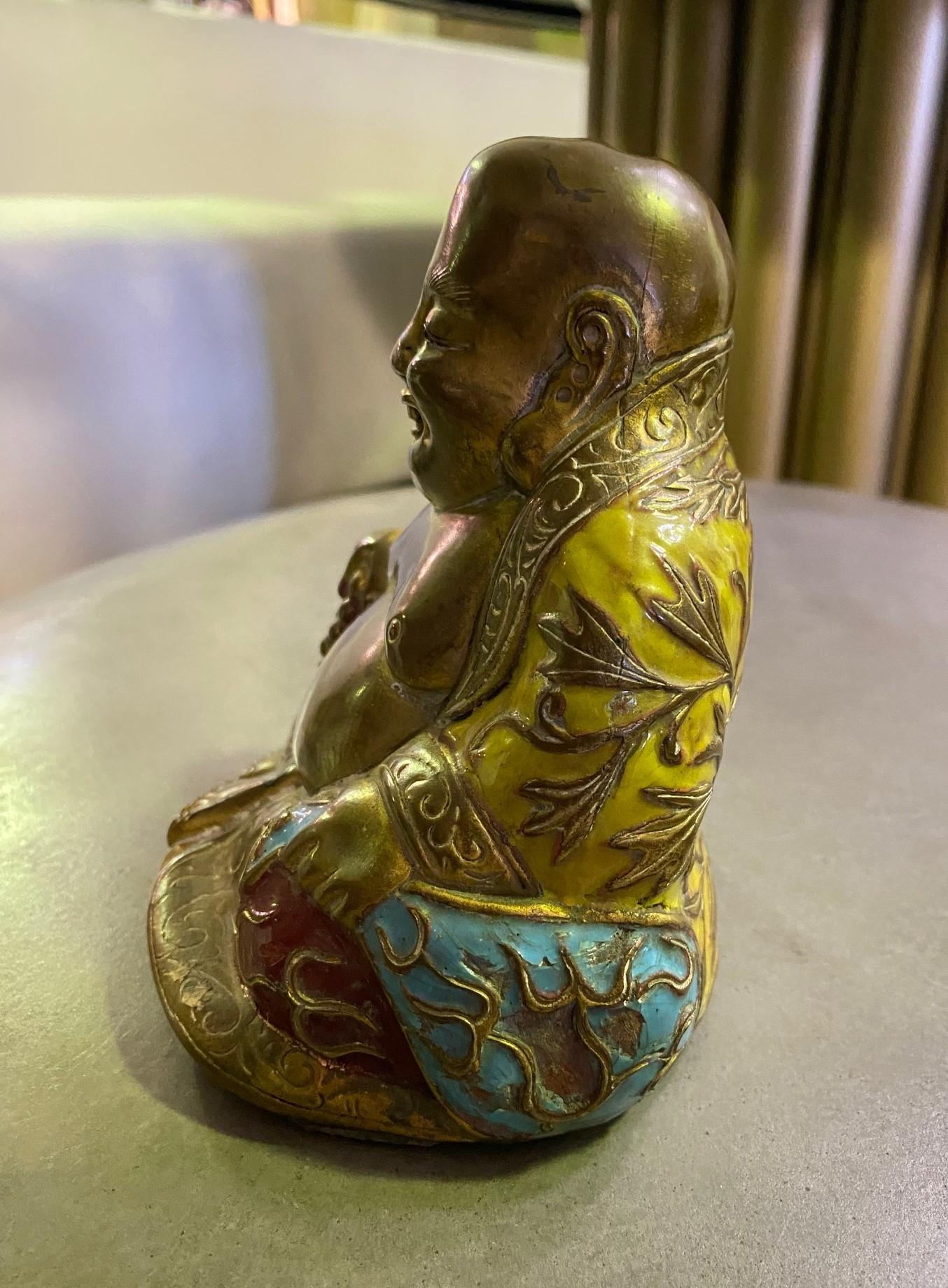Chinesischer, polychromer, handbemalter, lachender, sitzender Tempelschrein-Buddha im Zustand „Gut“ im Angebot in Studio City, CA