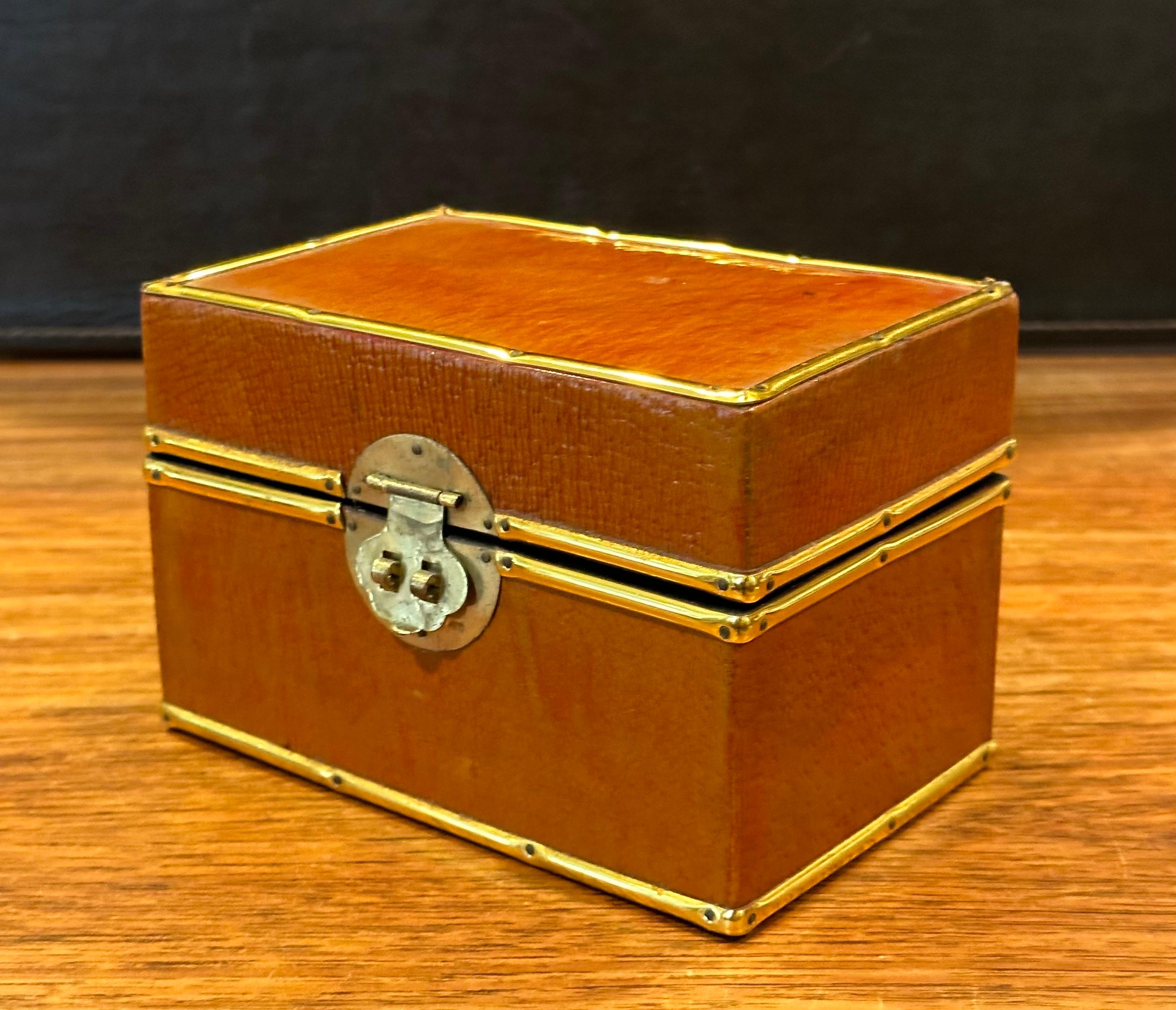 Caja de baratijas china de cuero y latón con tapa lacada en venta 4