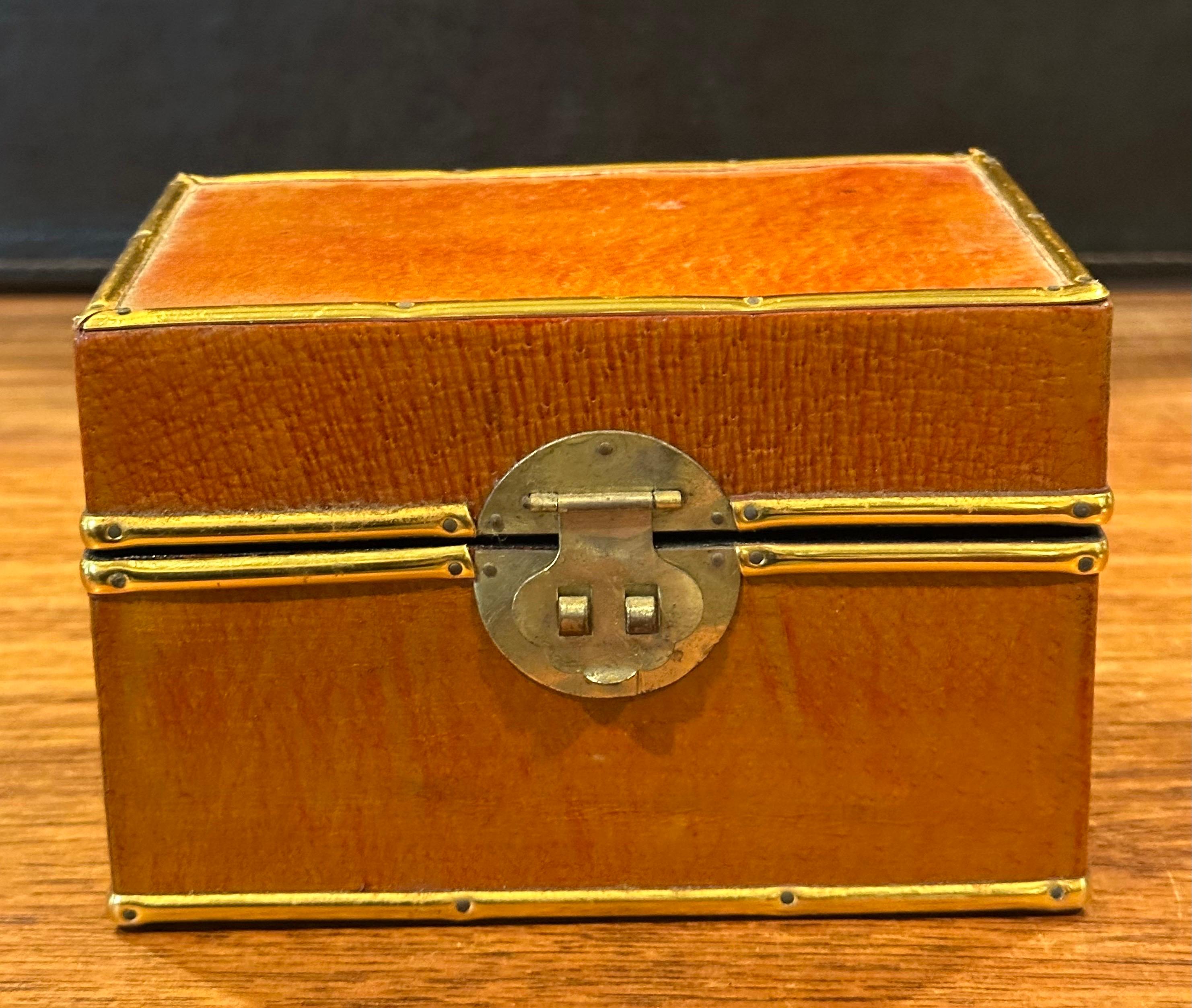 Caja de baratijas china de cuero y latón con tapa lacada en venta 5
