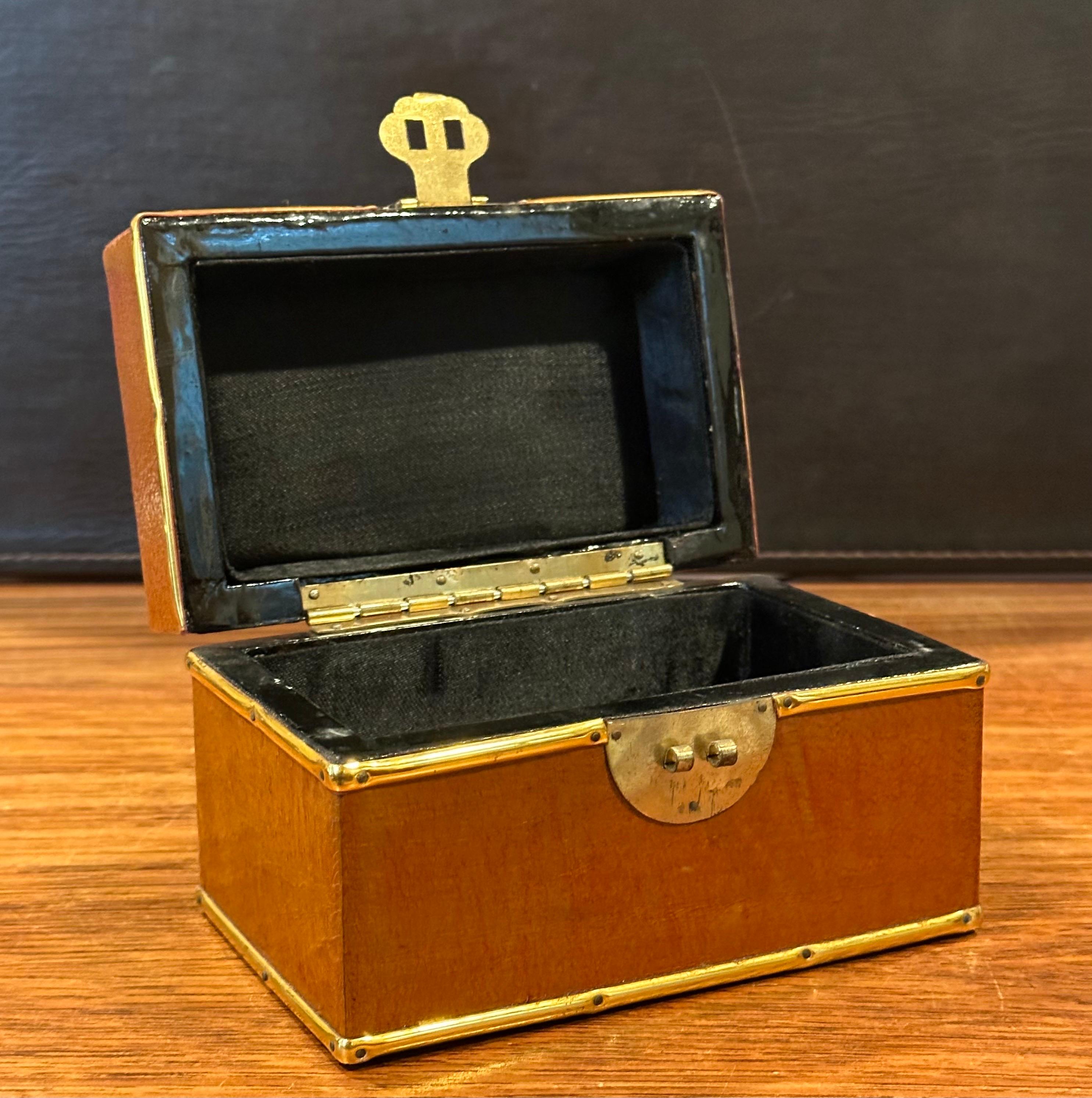 Caja de baratijas china de cuero y latón con tapa lacada en venta 6