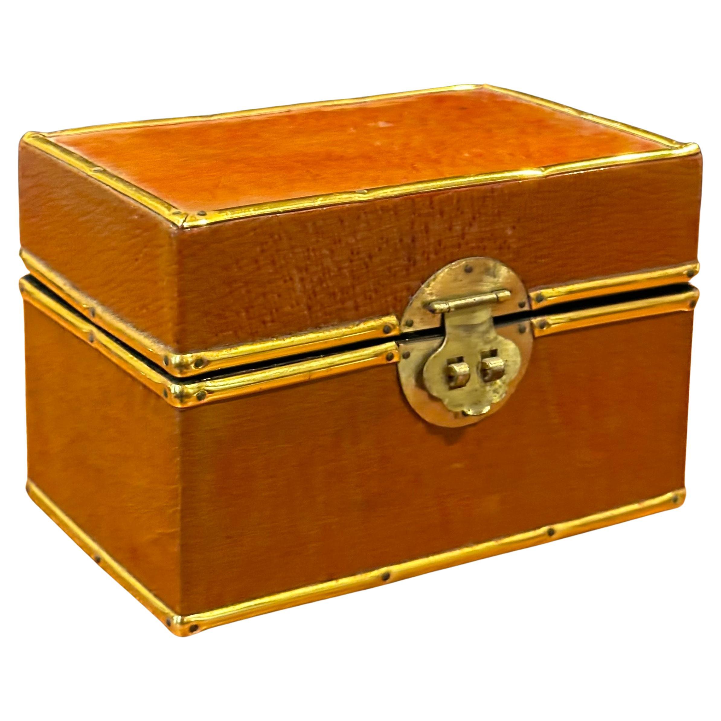 Caja de baratijas china de cuero y latón con tapa lacada en venta 9