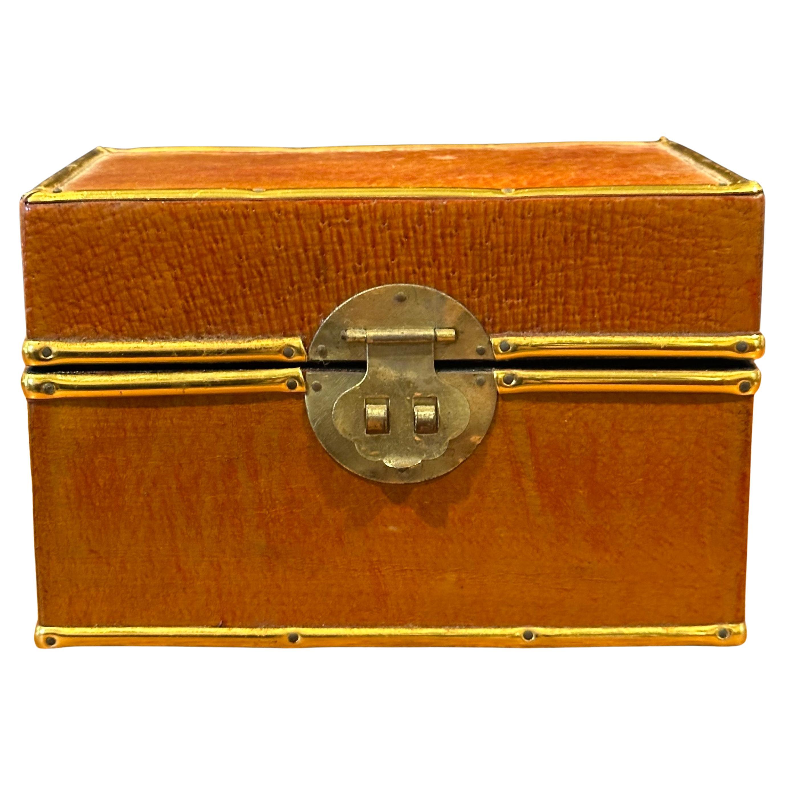 Maravillosa caja de baratijas china de cuero y latón lacado con tapa, hacia la década de 1970. La caja artesanal mide 6,25