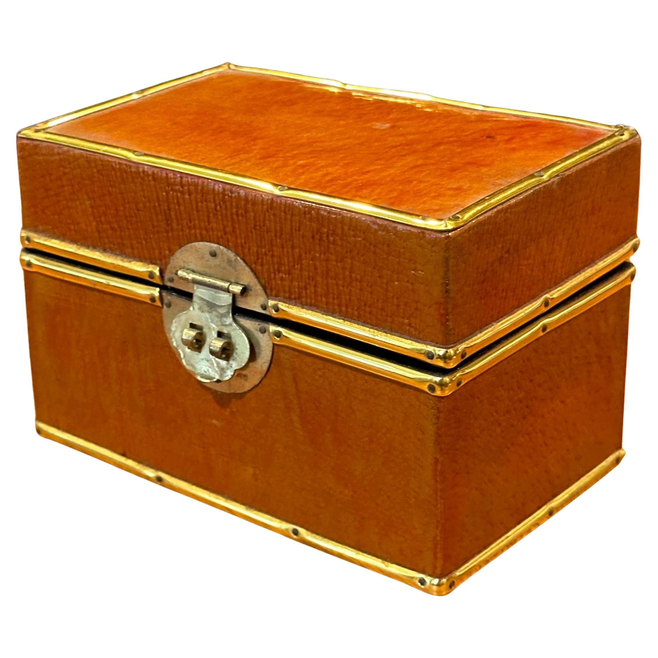Caja de baratijas china de cuero y latón con tapa lacada Chino en venta
