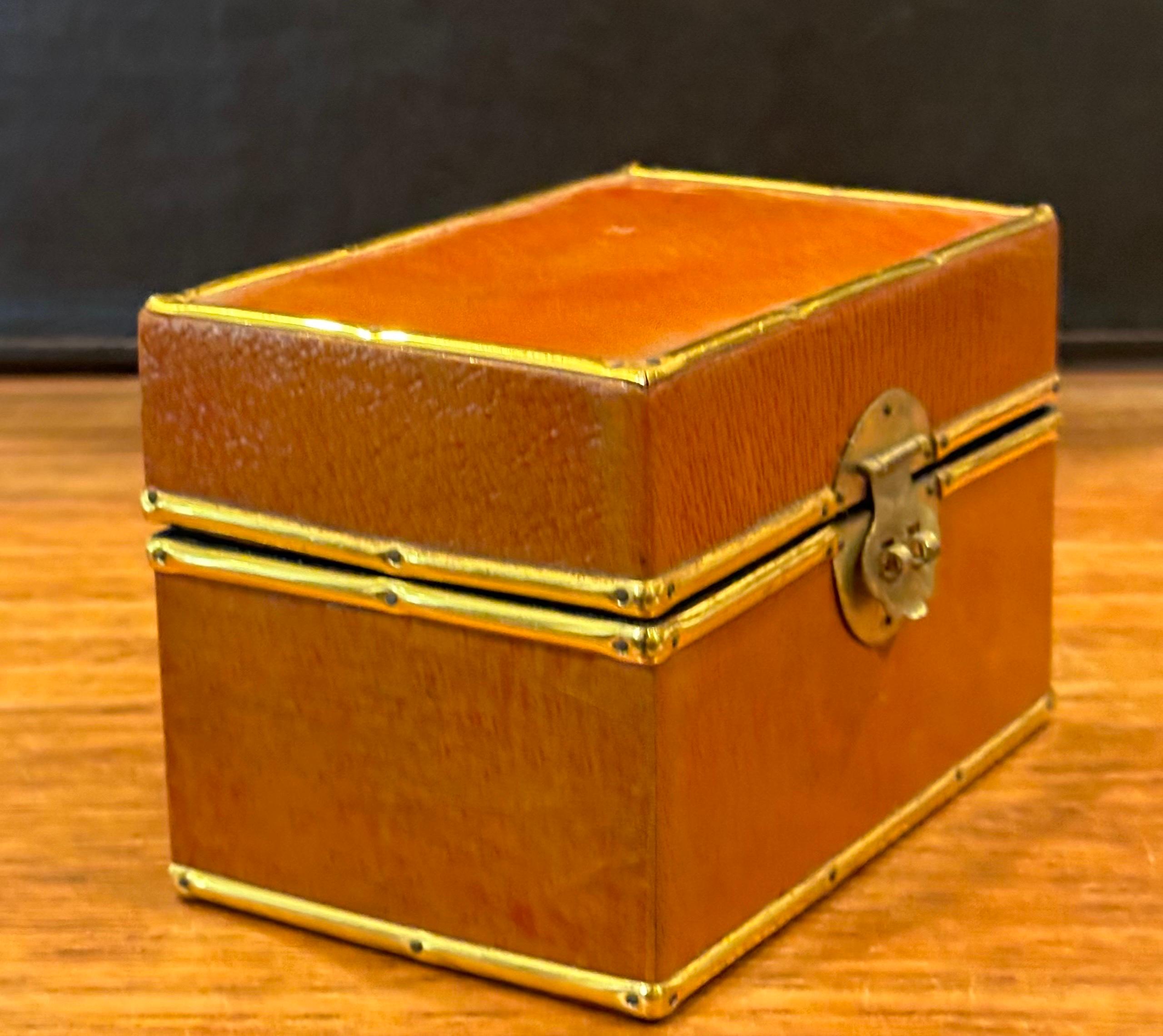 Caja de baratijas china de cuero y latón con tapa lacada siglo XX en venta
