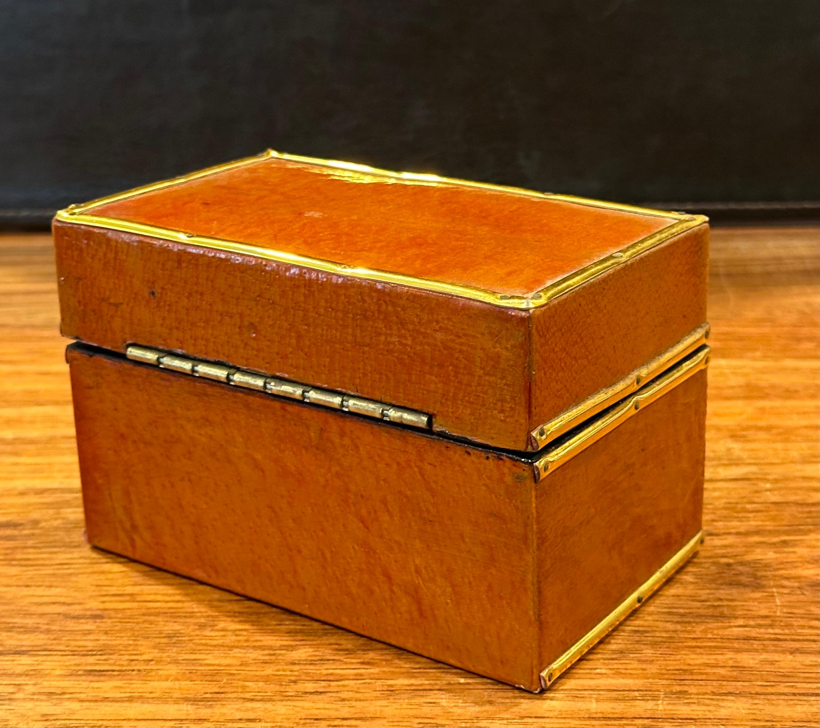 Caja de baratijas china de cuero y latón con tapa lacada en venta 1