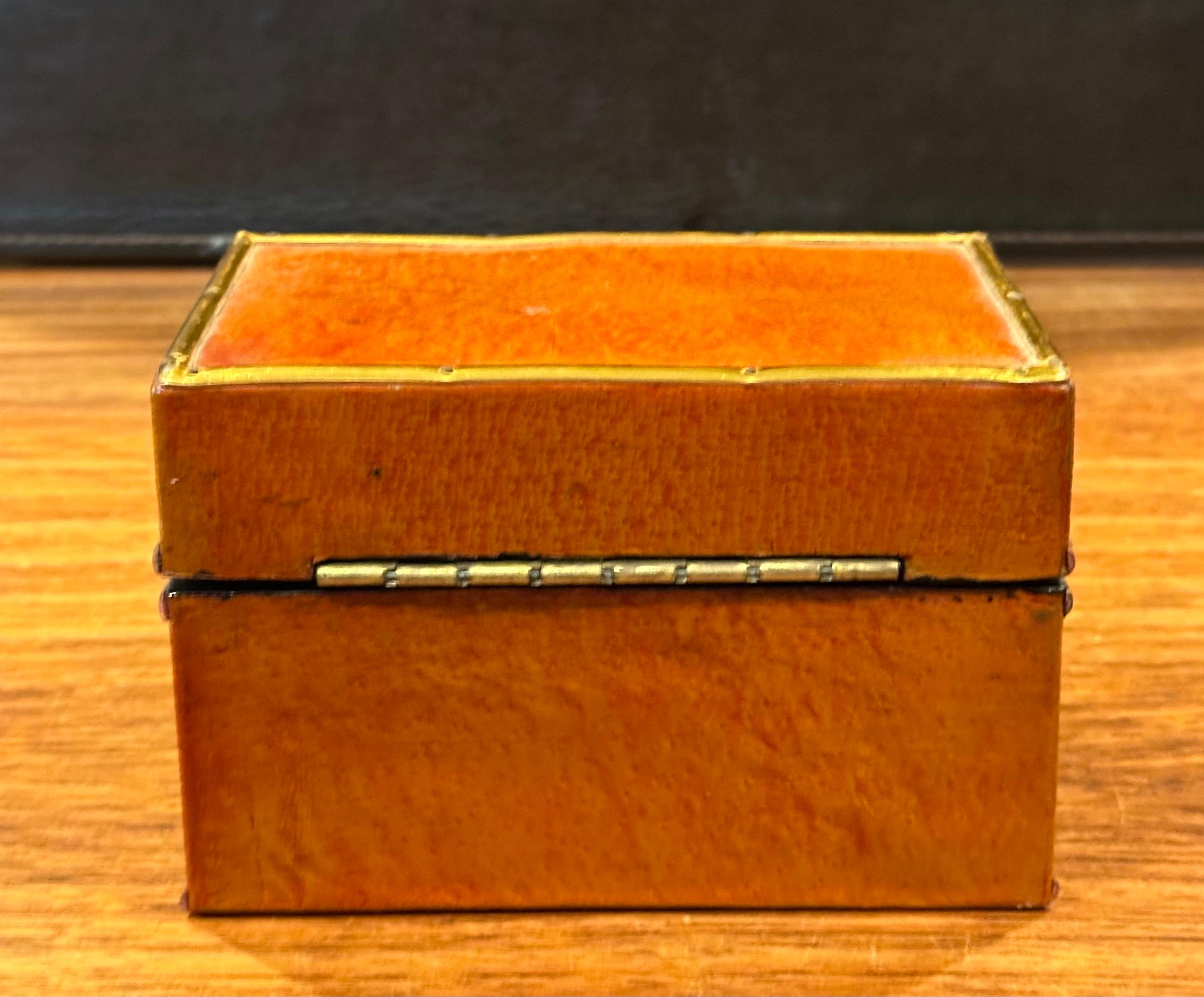 Caja de baratijas china de cuero y latón con tapa lacada en venta 2
