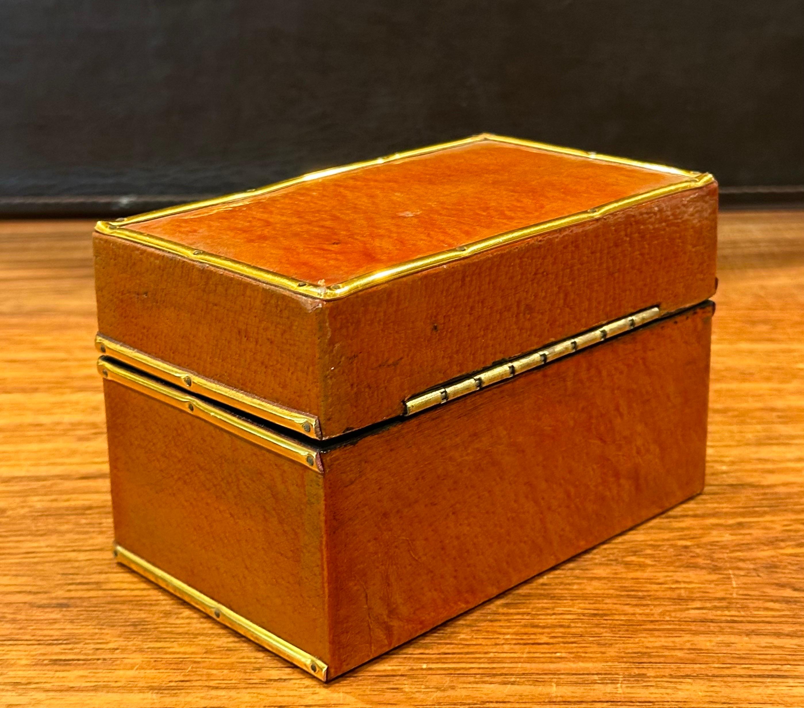 Caja de baratijas china de cuero y latón con tapa lacada en venta 3