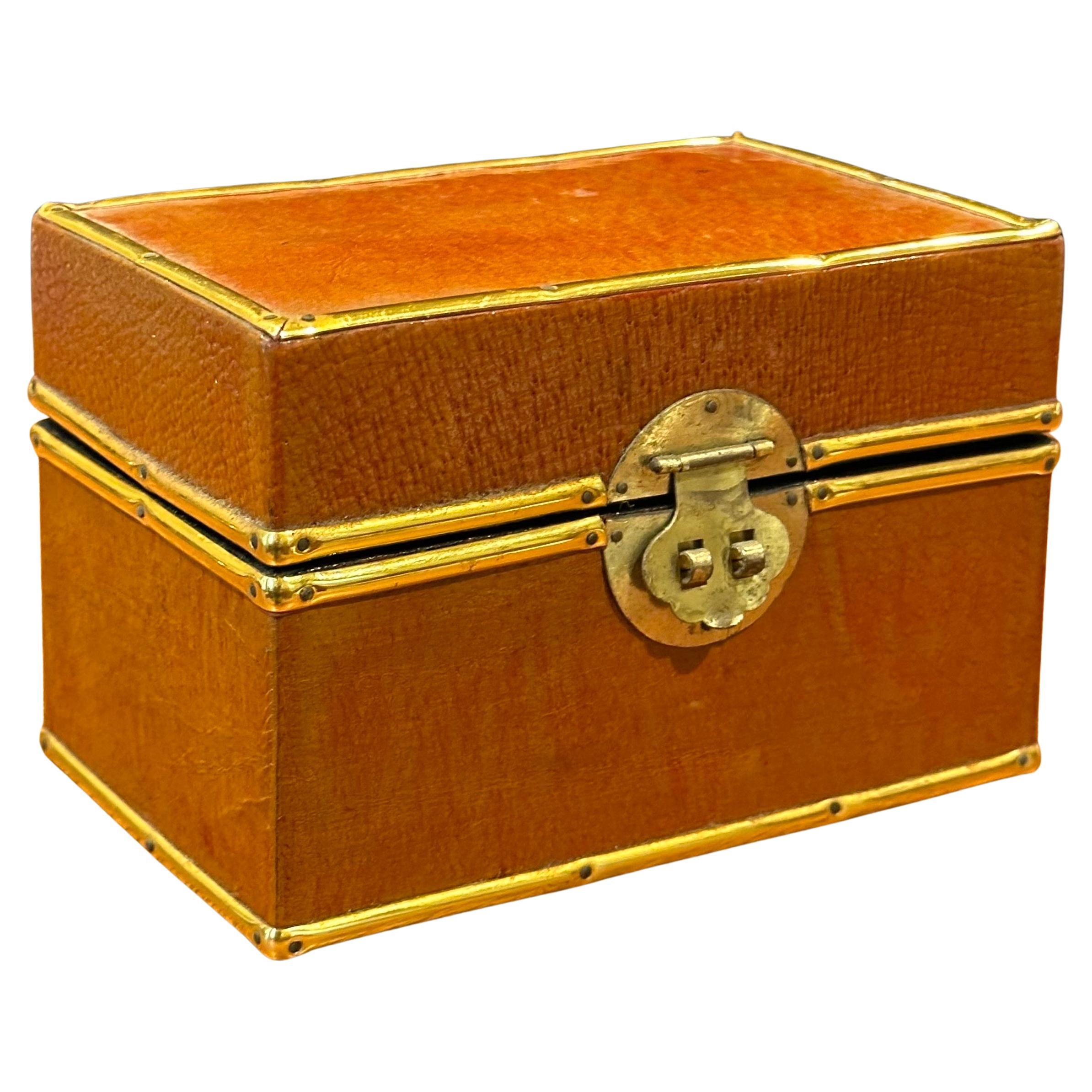 Caja de baratijas china de cuero y latón con tapa lacada