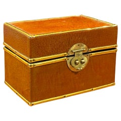 Caja de baratijas china de cuero y latón con tapa lacada