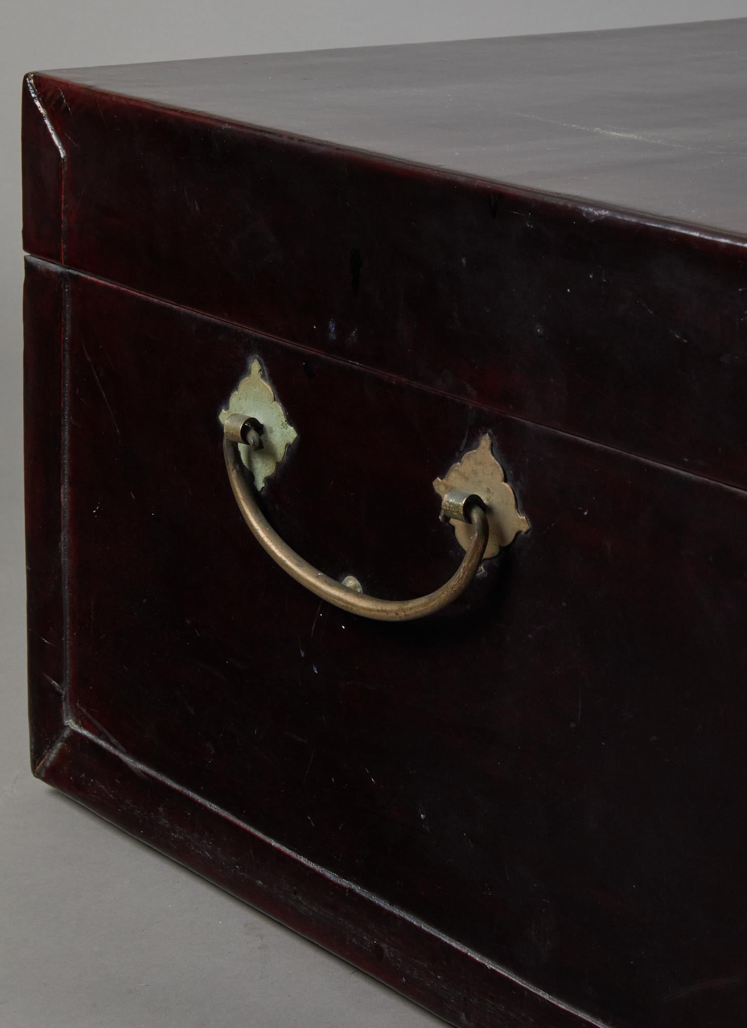 Malle de voyage en cuir de Chine en vente 1