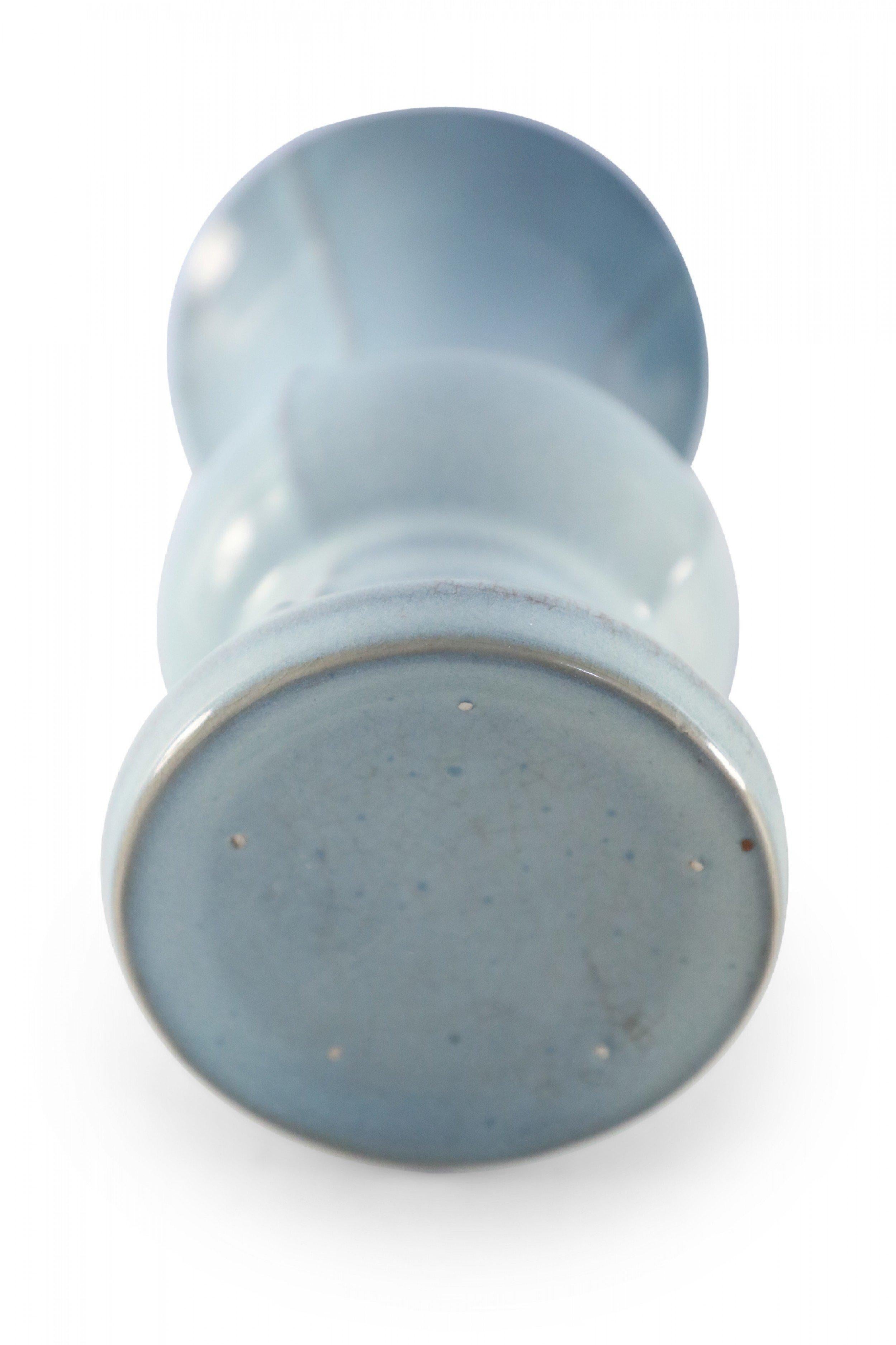 Jarrón chino de porcelana azul claro con acabado craquelado en venta 1