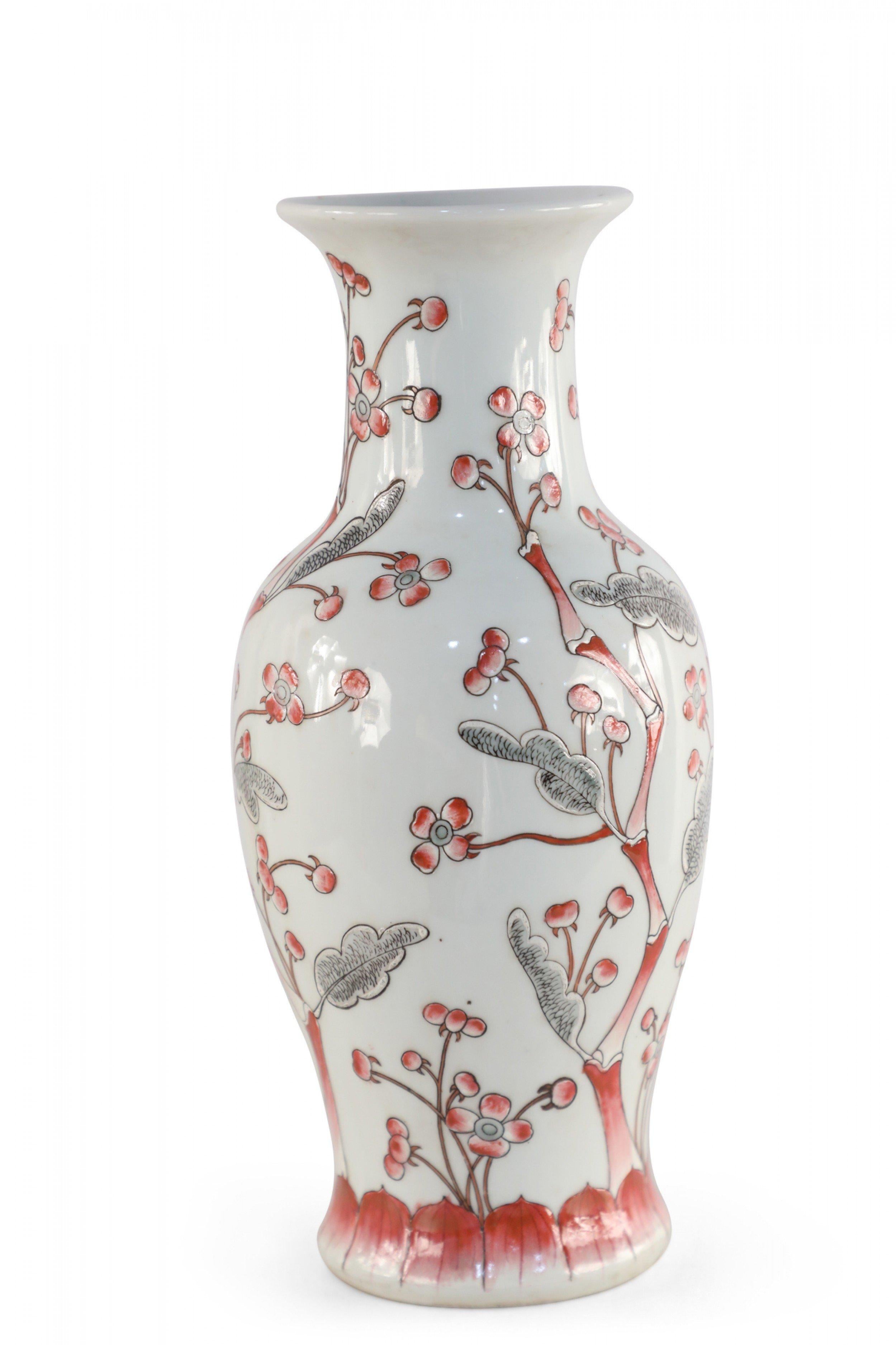 Chinois Vase chinois en porcelaine gris clair et rouge en forme de fleur de cerisier en vente