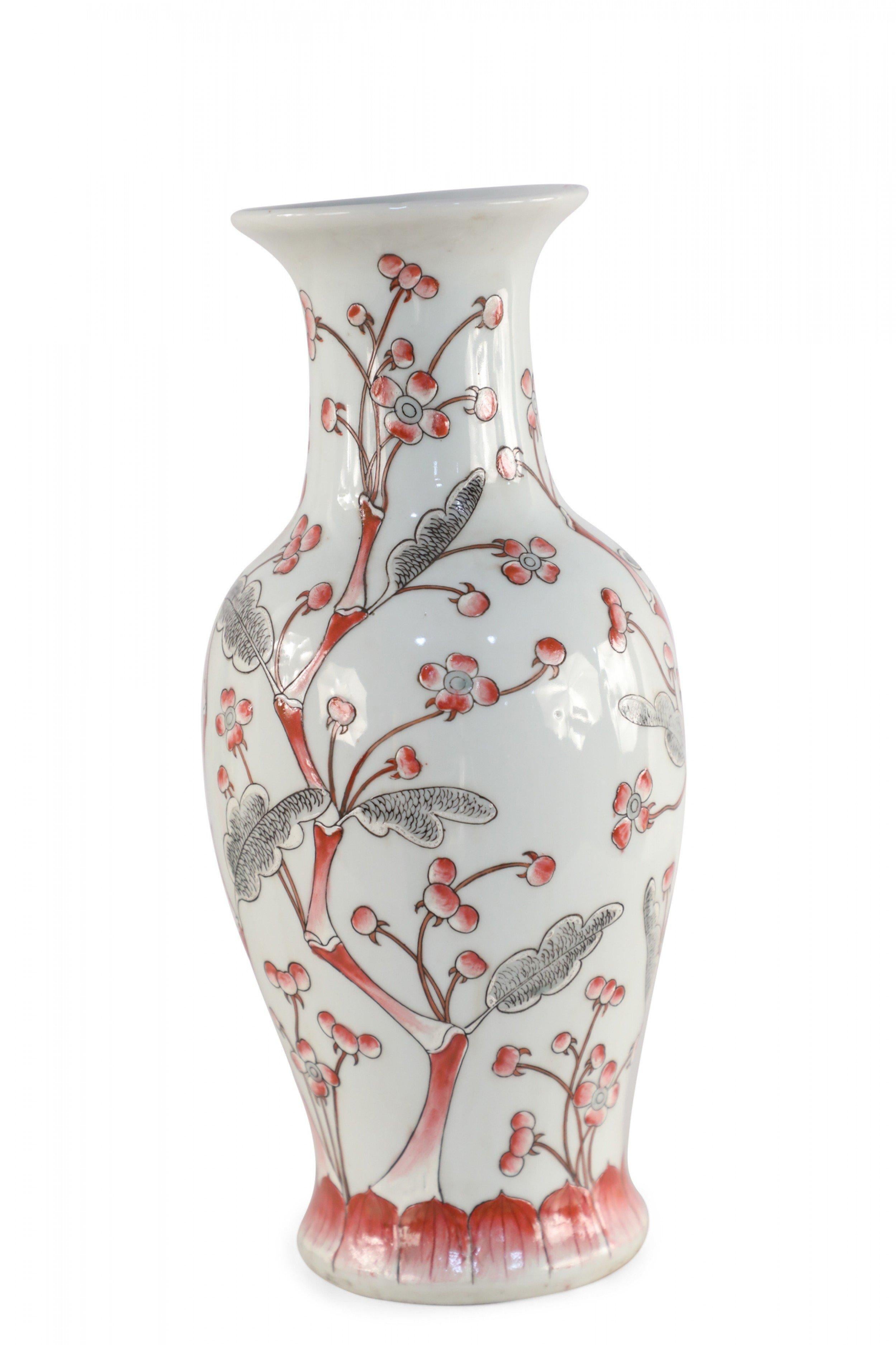 Vase chinois en porcelaine gris clair et rouge en forme de fleur de cerisier Bon état - En vente à New York, NY