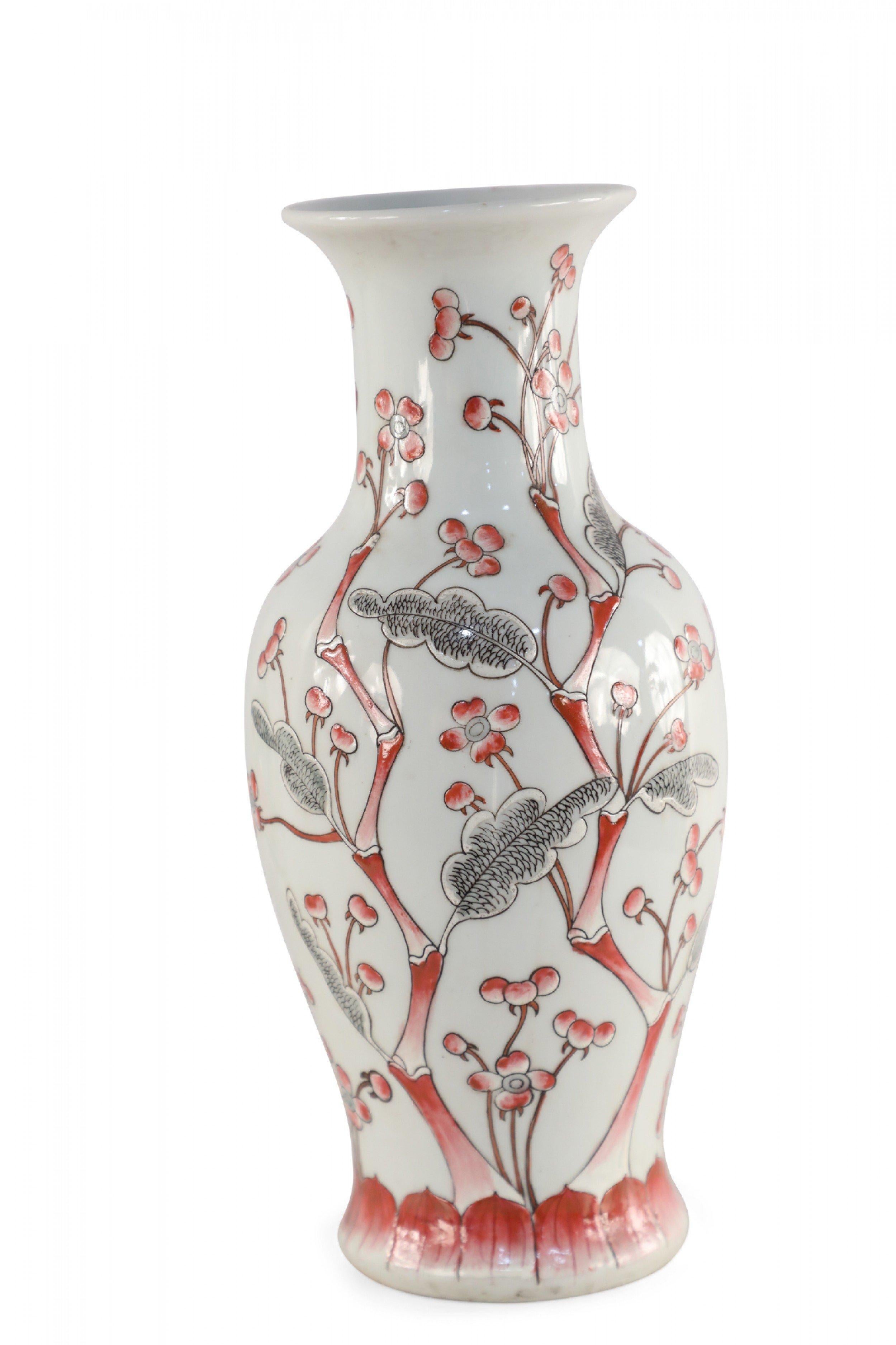 20ième siècle Vase chinois en porcelaine gris clair et rouge en forme de fleur de cerisier en vente