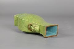 Vase chinois en porcelaine émaillée vert chamois, 18e siècle