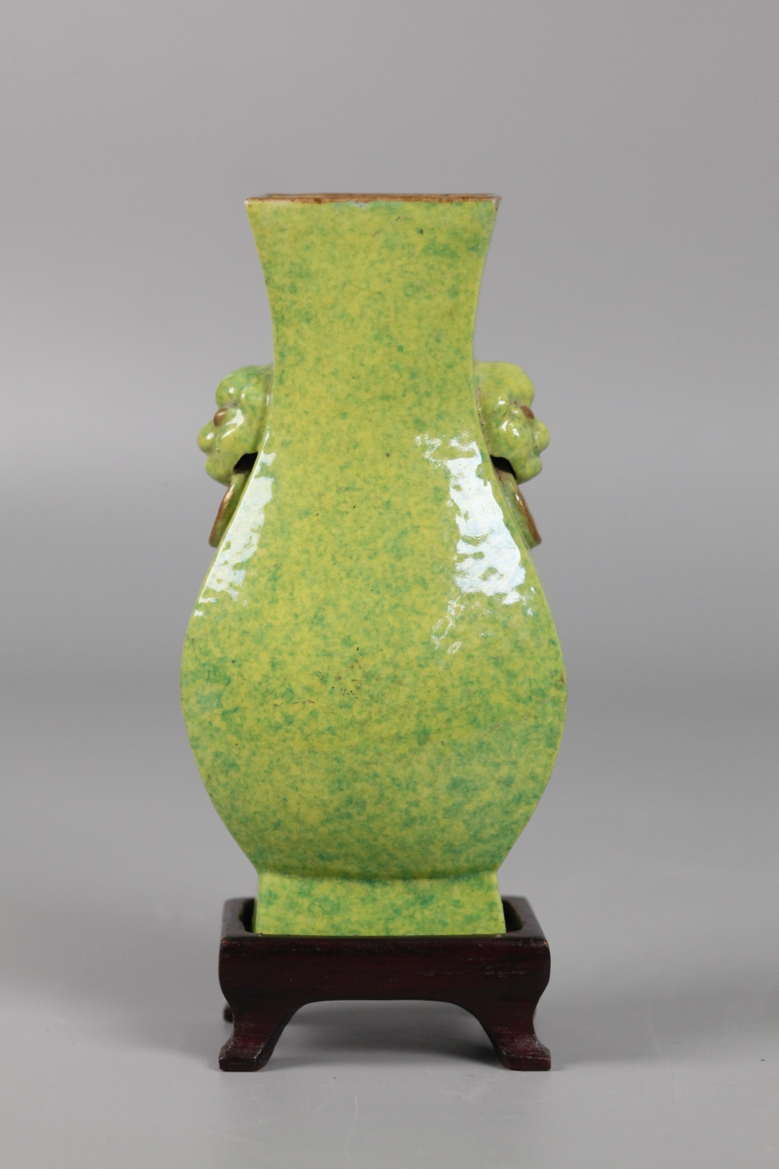 Vase chinois en porcelaine émaillée vert chamois, 18e siècle Bon état - En vente à New York, NY