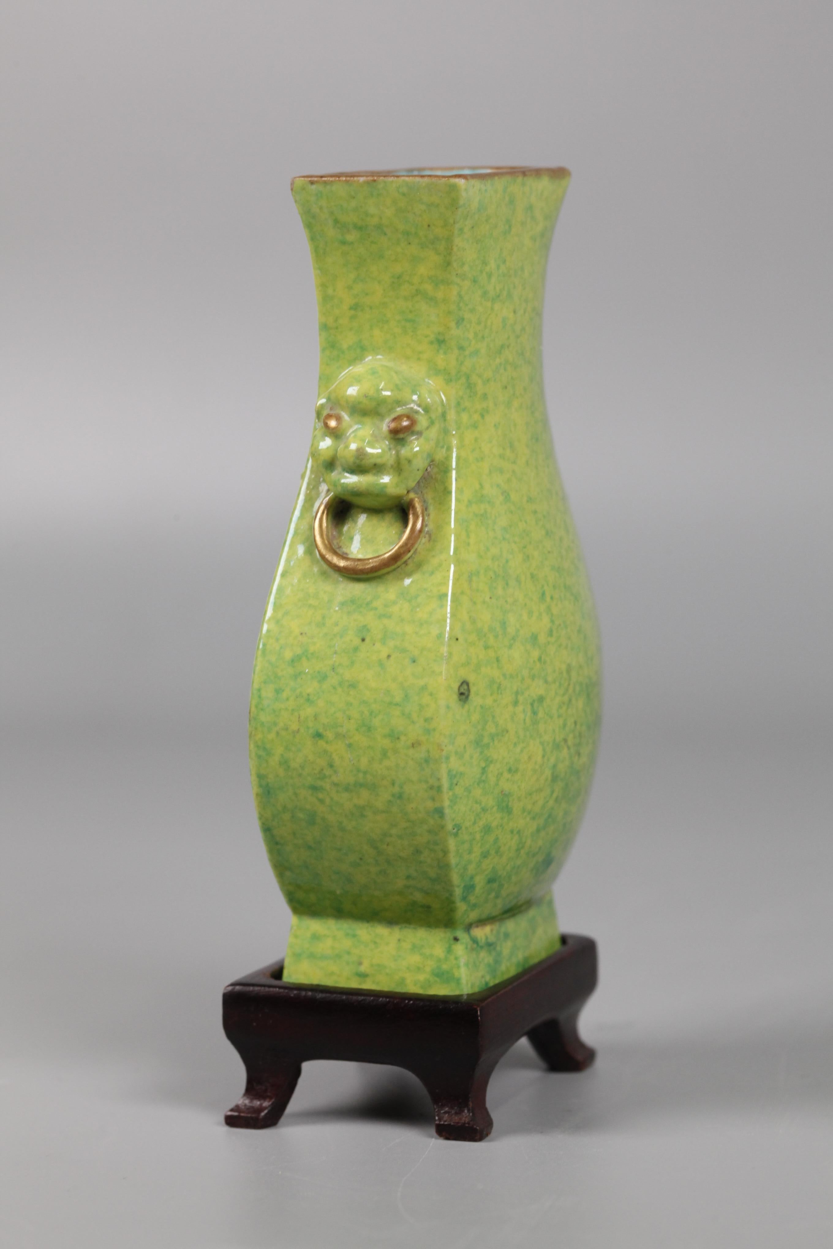 XVIIIe siècle Vase chinois en porcelaine émaillée vert chamois, 18e siècle en vente
