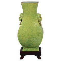 Vase chinois en porcelaine émaillée vert chamois, 18e siècle