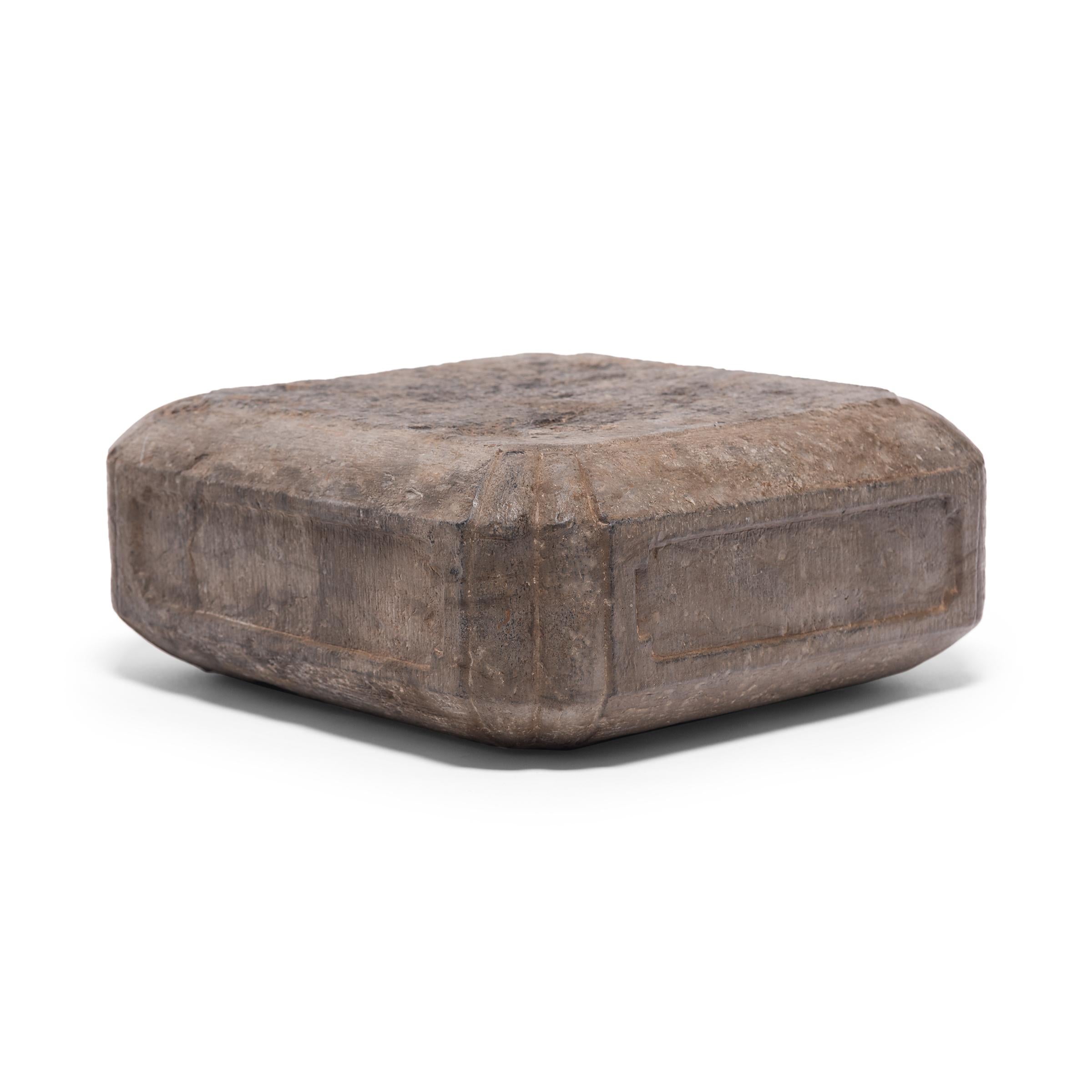 A pesar de estar tallado en piedra caliza maciza, este expositor de piedra del siglo XIX tiene la presencia de un cojín de felpa relleno de plumón. Semejante a la base de una columna, el cojín funcionaba como un simple plinto para elevar una figura